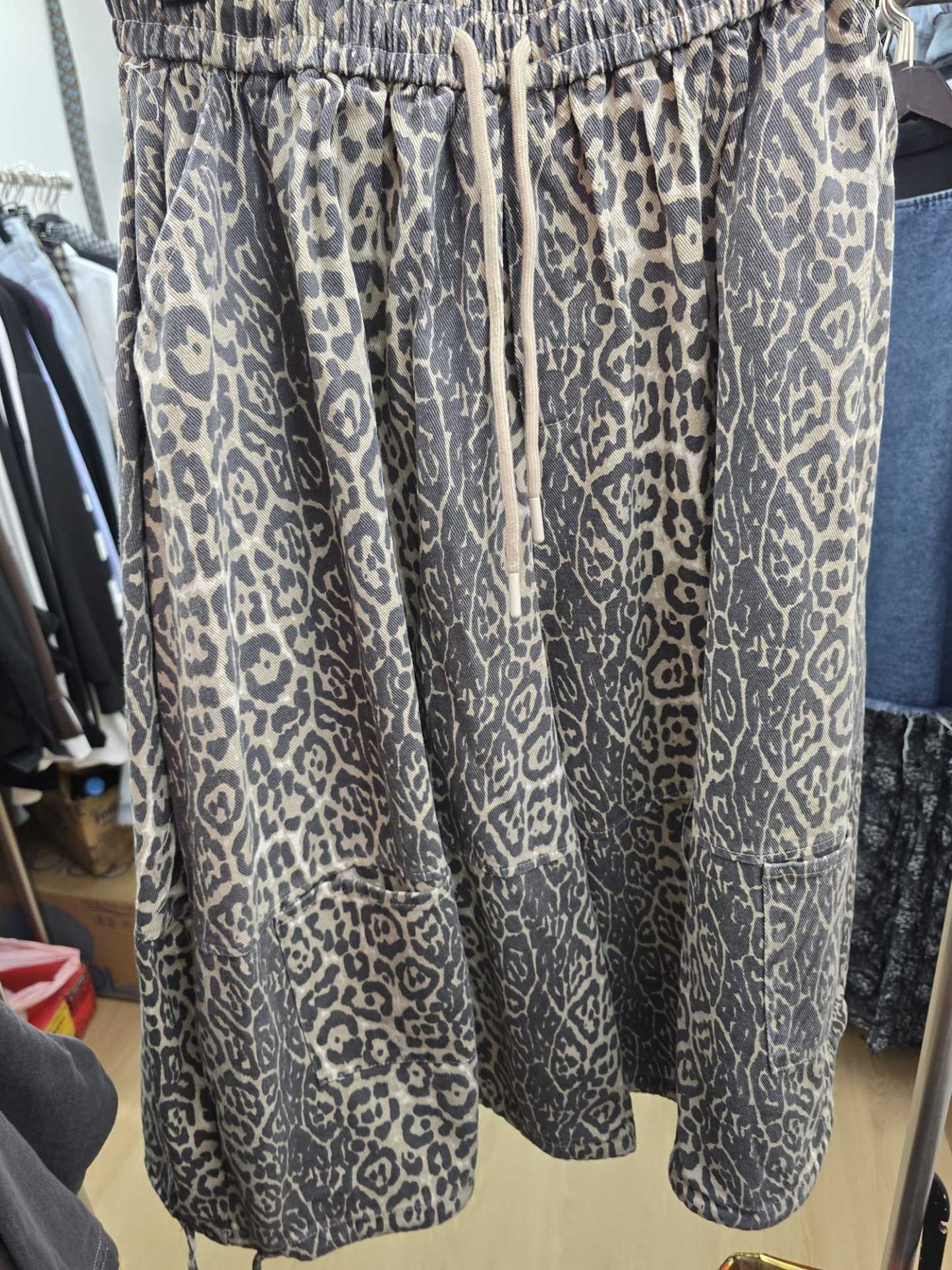 6023J GRAY CASUAL, FLORAL BERMS, RELAXED FIT, WITH ELASTIC WAISTBAND