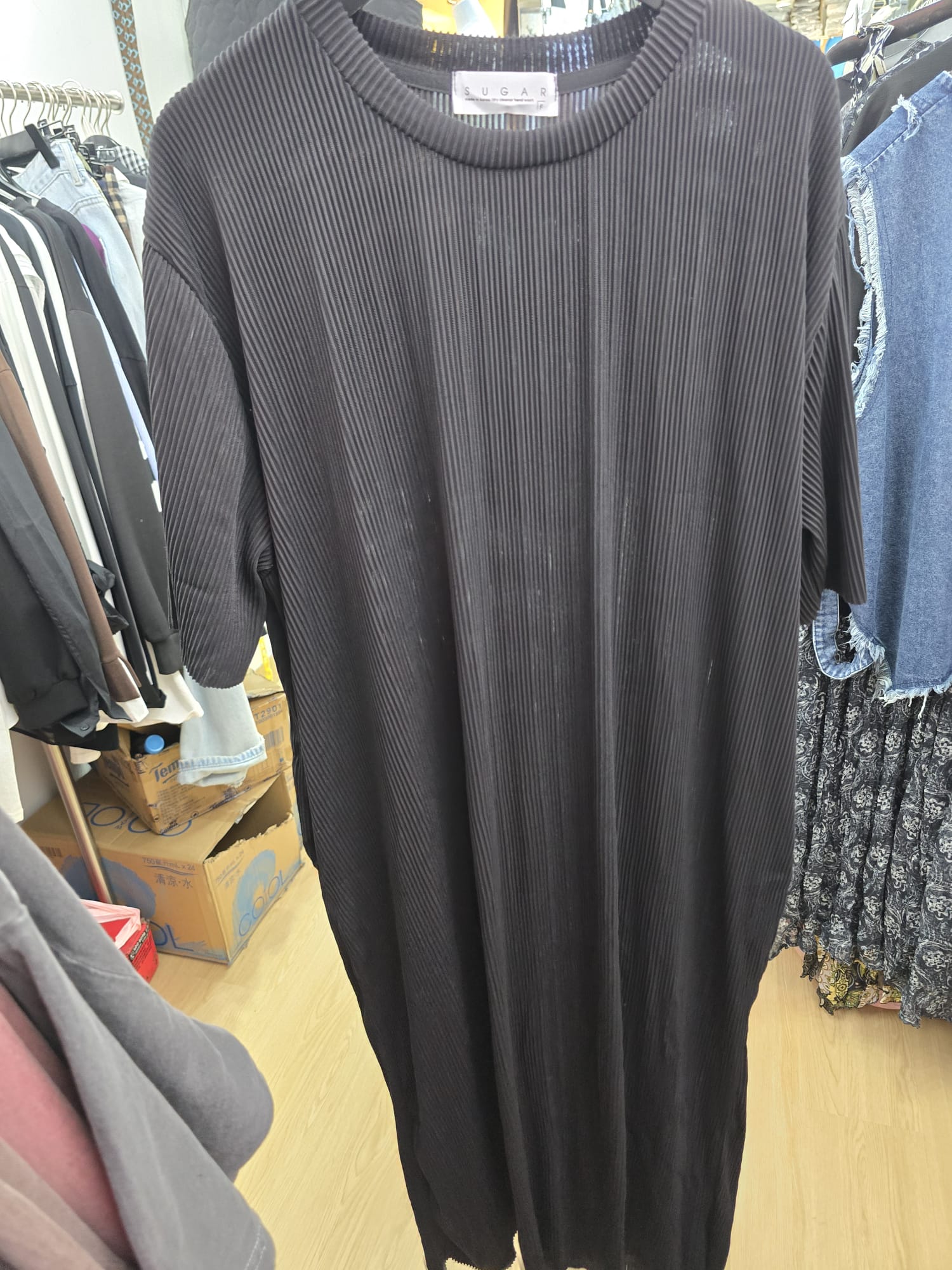 6027J BLACK MINIMALIST, RIBBED DRESS, RELAXED FIT, WITH RIBBED TEXTURE