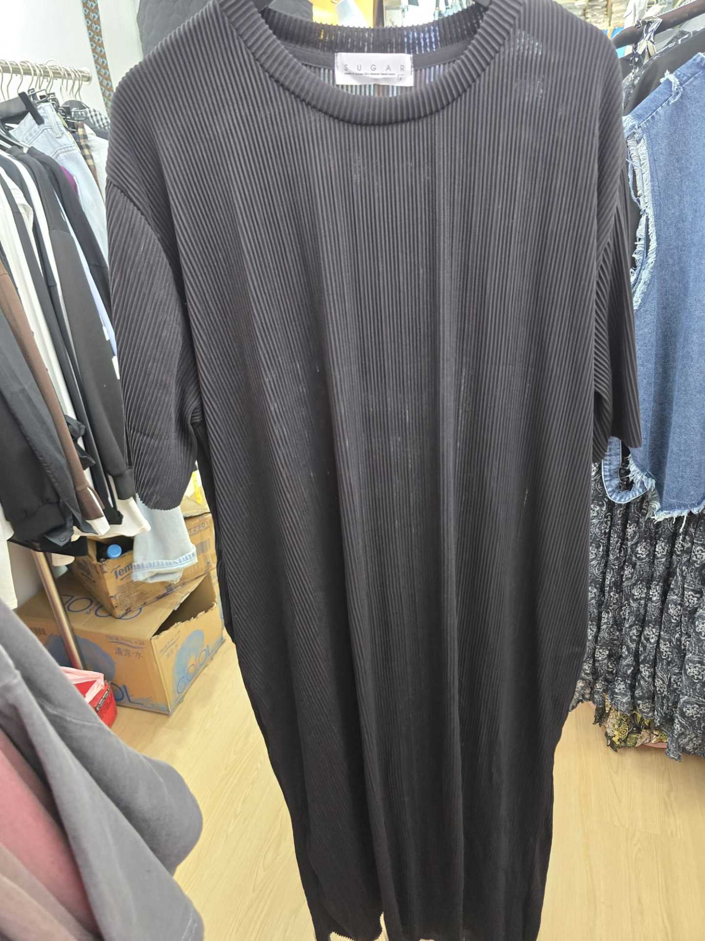 6027J BLACK MINIMALIST, RIBBED DRESS, RELAXED FIT, WITH RIBBED TEXTURE