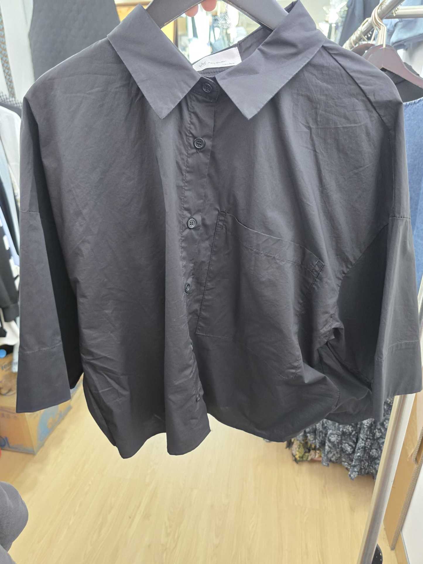6030J BLACK MINIMALIST SHIRT, RELAXED FIT, WITH BUTTON-UP FRONT