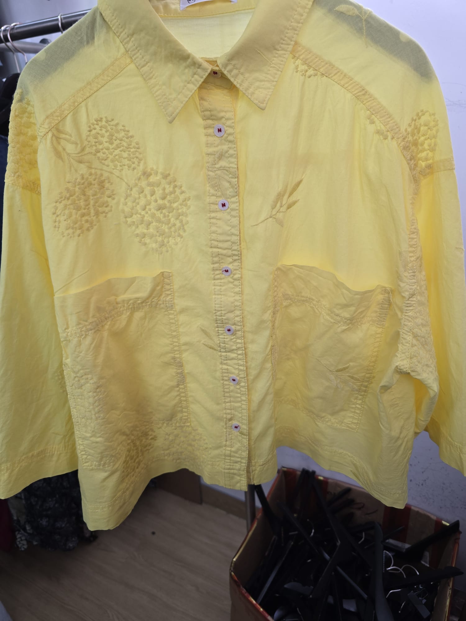 6053J YELLOW VINTAGE, FLORAL SHIRT, RELAXED FIT, WITH EMBROIDERED FLORAL PATTERNS