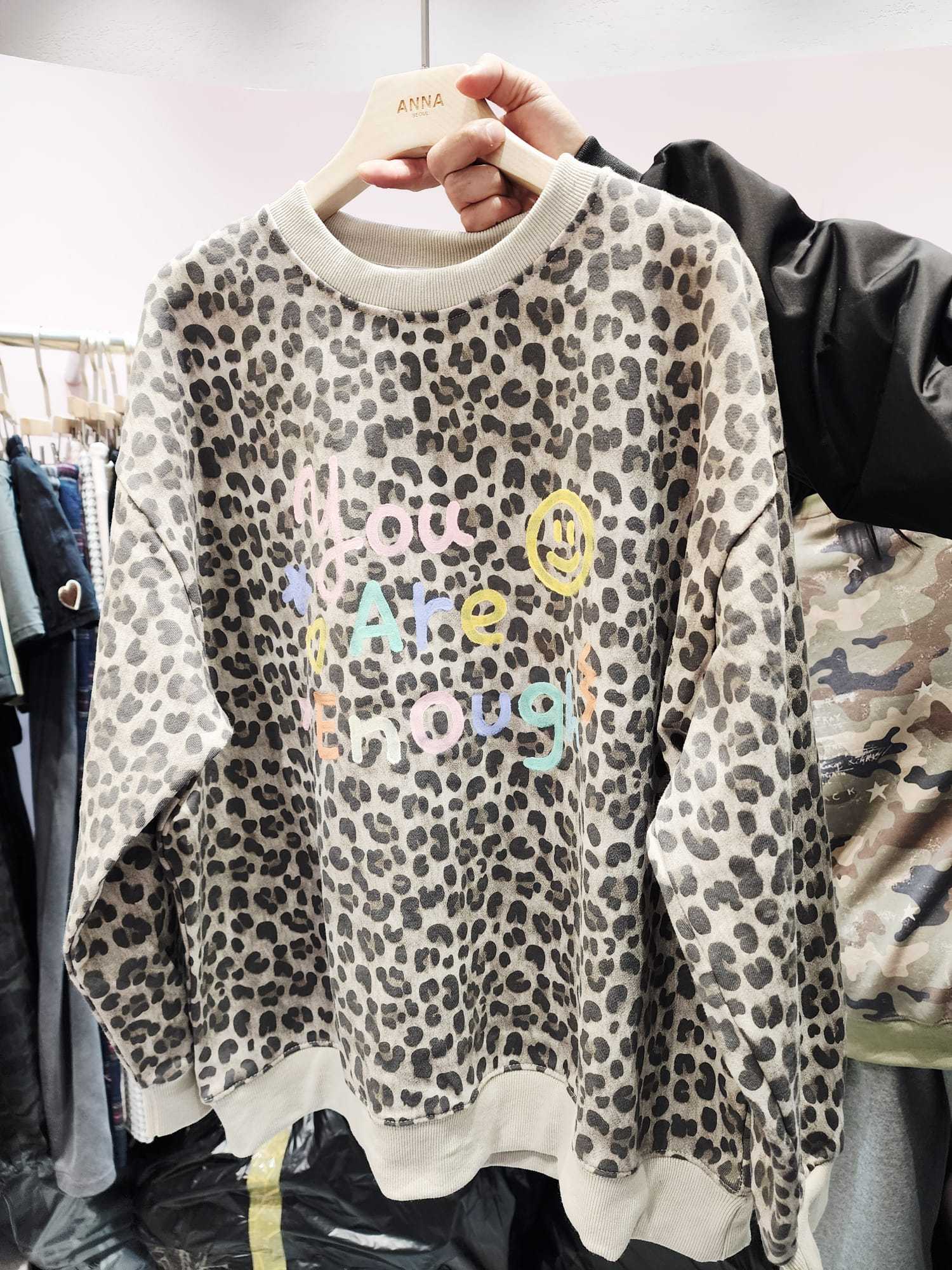 1322T LIGHT GREY LEOPARD PRINT SWEATER