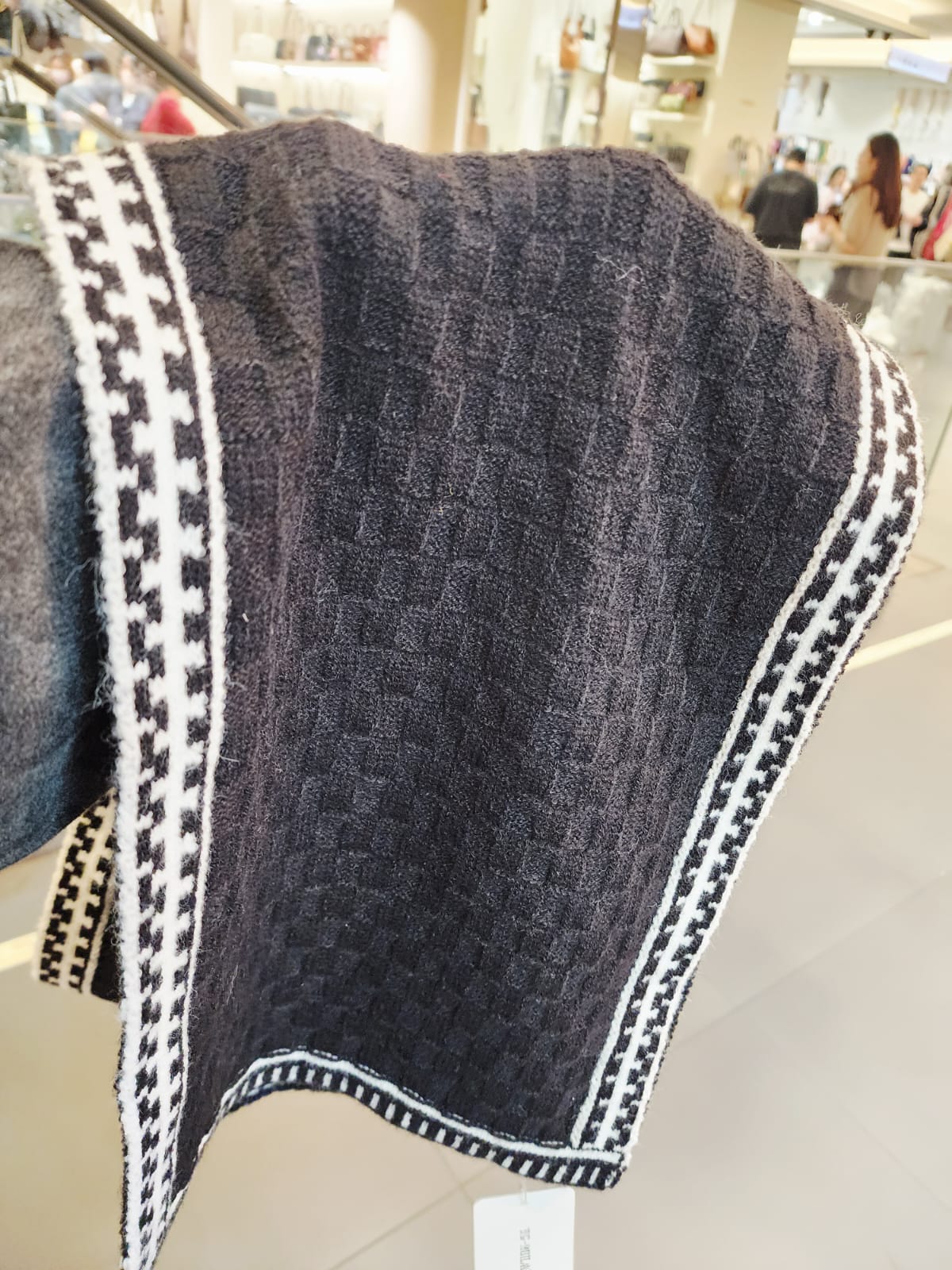 2510L BLACK SQUARE TEXTURED SCARF
