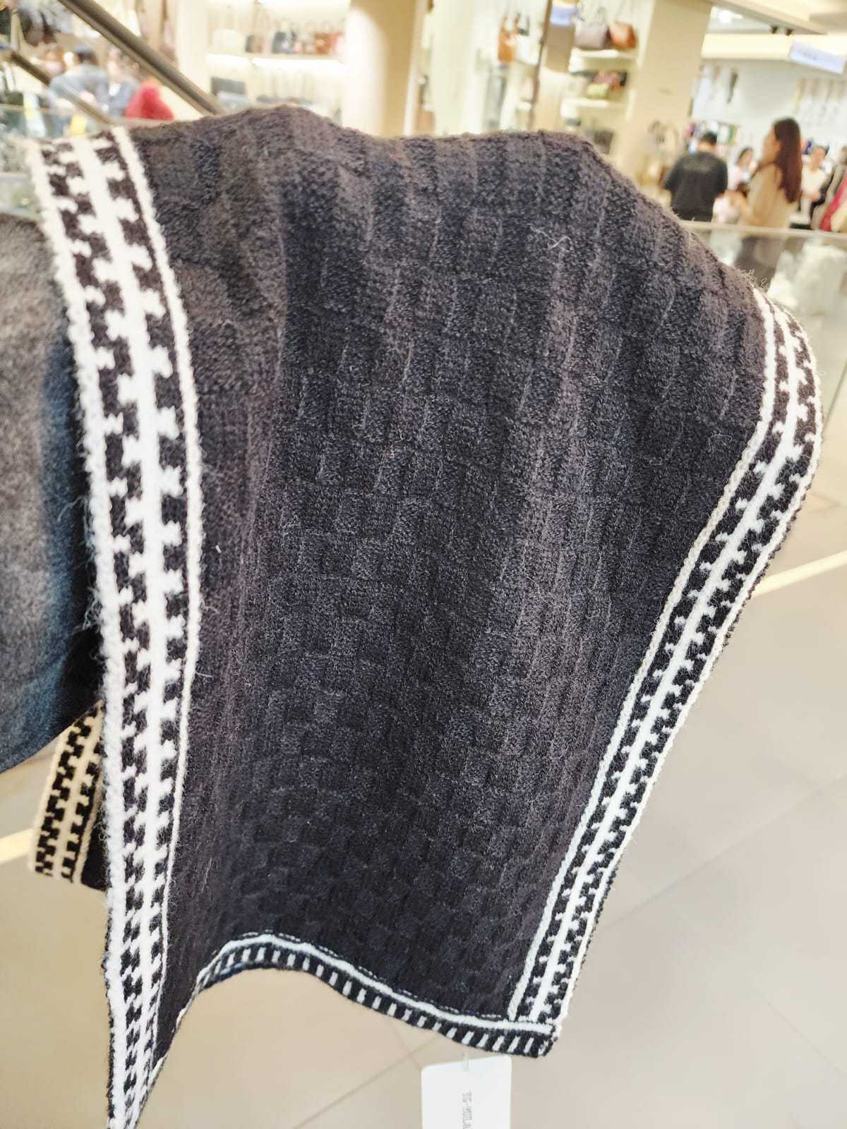 2510L BLACK SQUARE TEXTURED SCARF