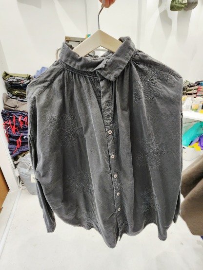 8511K BLACK VINTAGE, FLORAL BLOUSE, RELAXED FIT, with EMBROIDERED FLORAL PATTERN