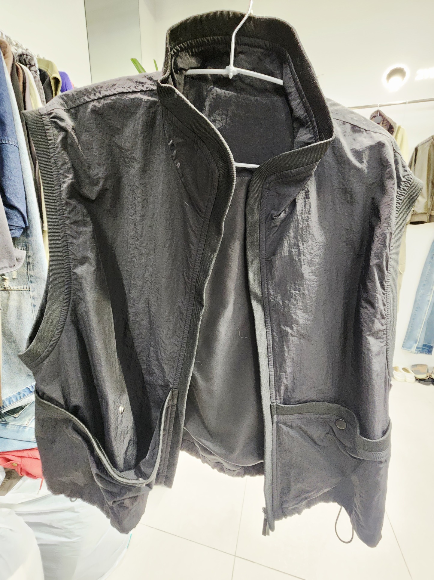 0896T BLACK VEST JACKET WITH STAND COLLAR ZIP AND SNAP POCKETS