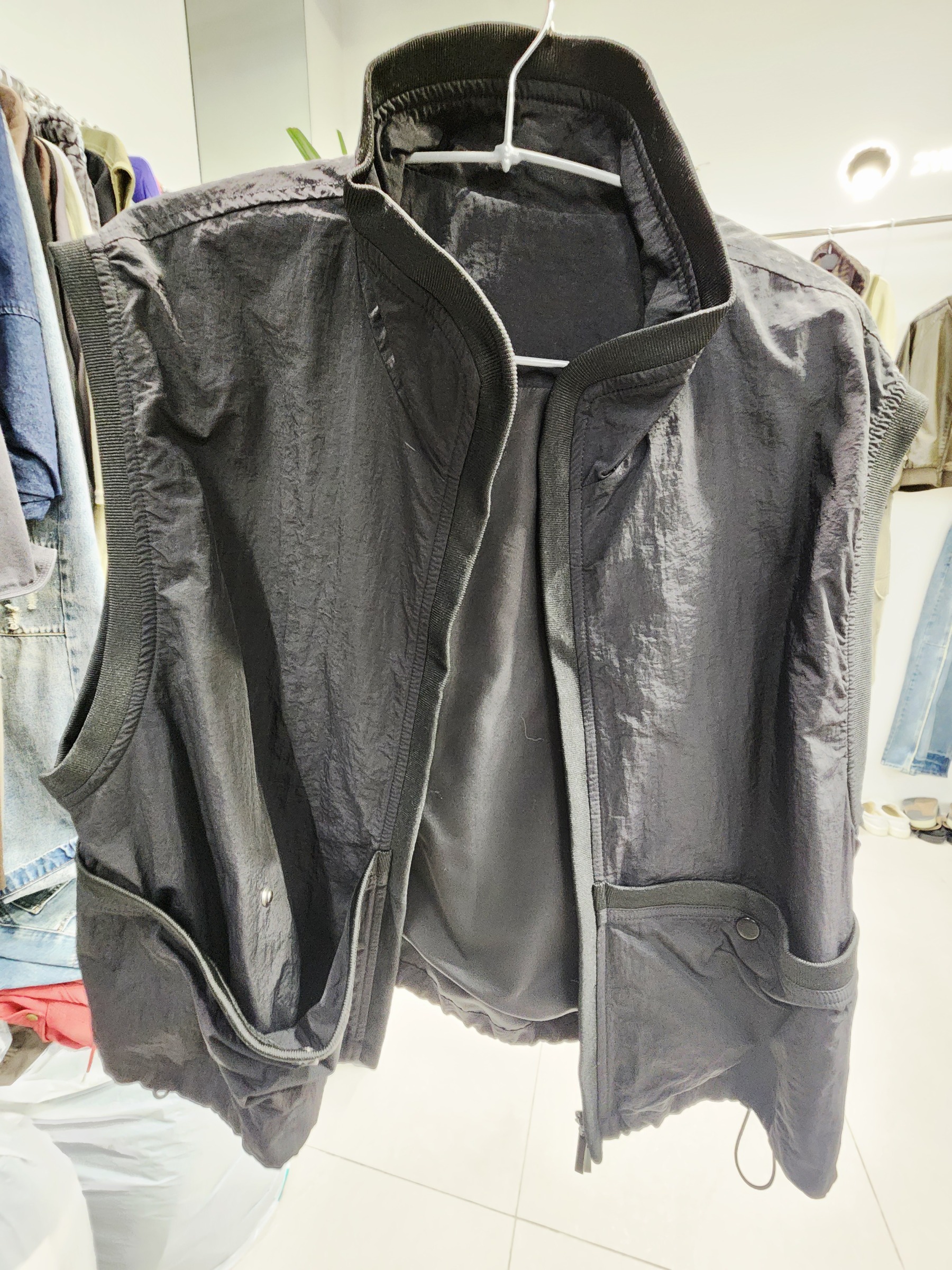 0896T BLACK VEST JACKET WITH STAND COLLAR ZIP AND SNAP POCKETS