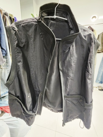 0896T BLACK VEST JACKET WITH STAND COLLAR ZIP AND SNAP POCKETS