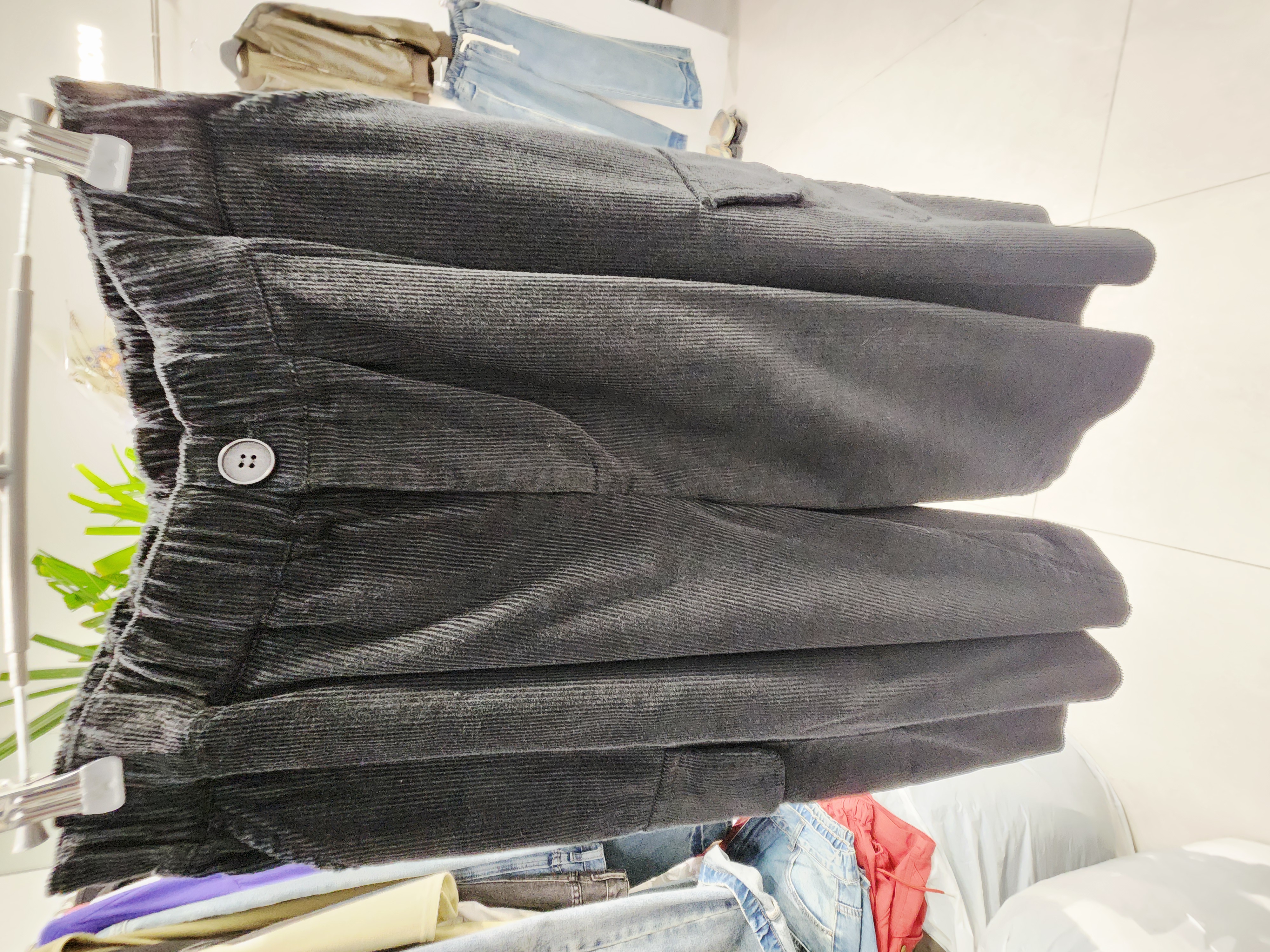 0904T BLACK CARGO BERMUDA  WITH ELASTICATED WAIST FRONT BUTTON PATCH POCKETS