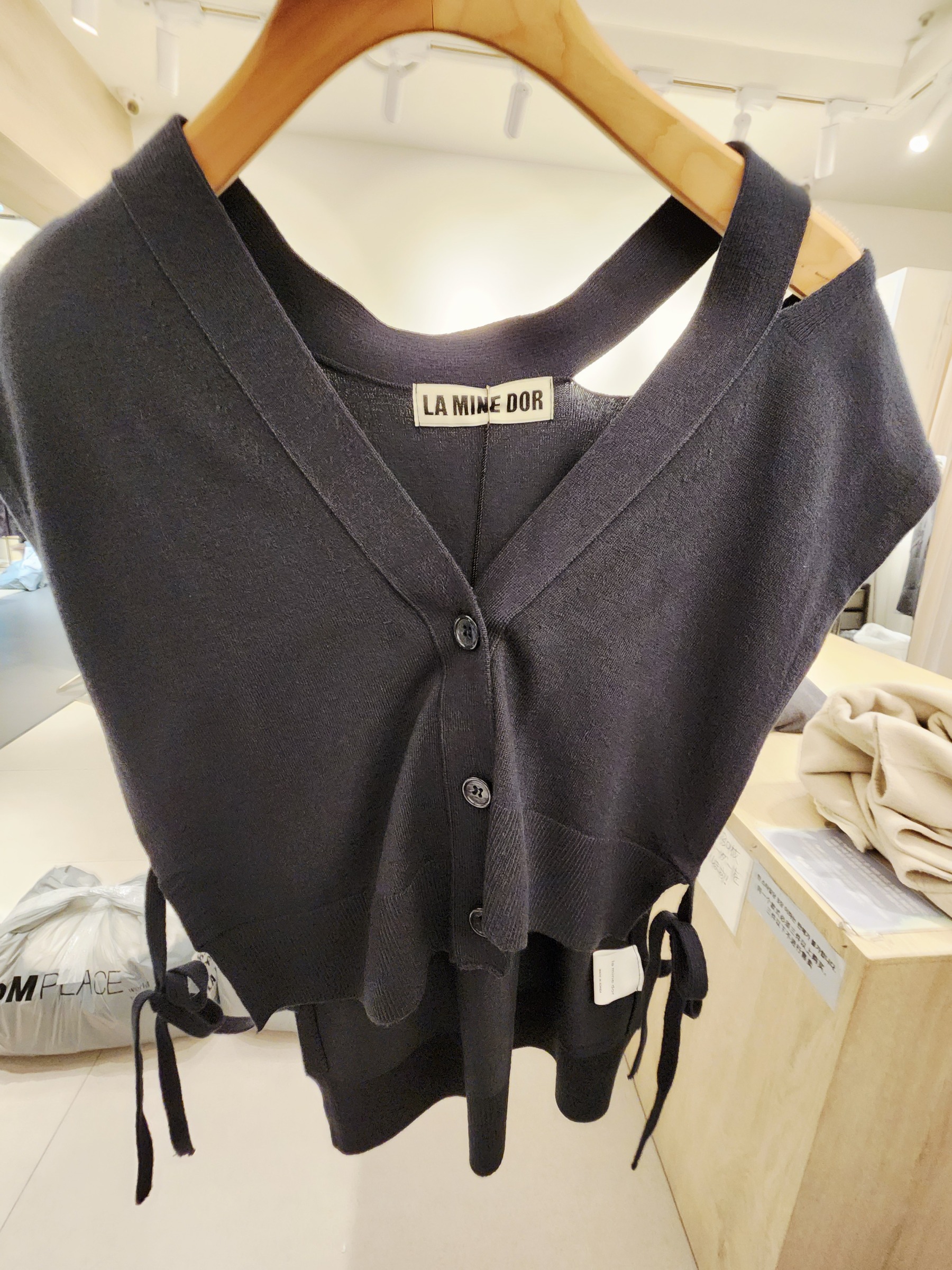 0667T NAVY CARDIGAN WITH V-NECK BUTTON FRONT TIE HEM