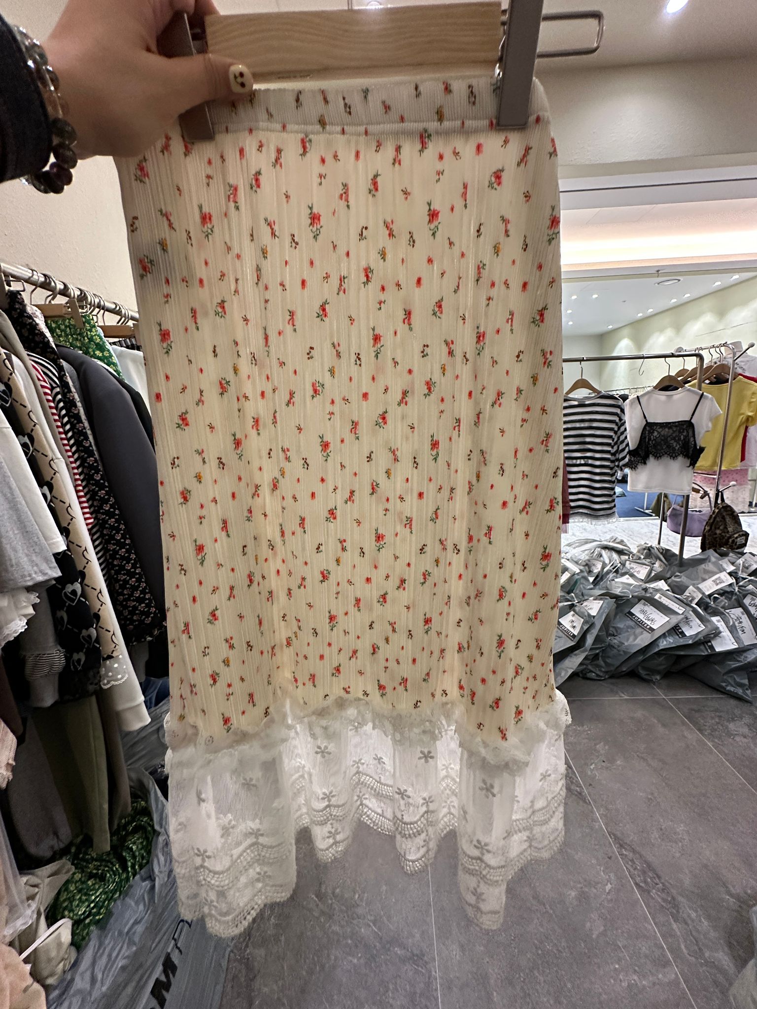 6947S IVORY CREAM VINTAGE, RIBBED, FLORAL SKIRT with LACE HEM