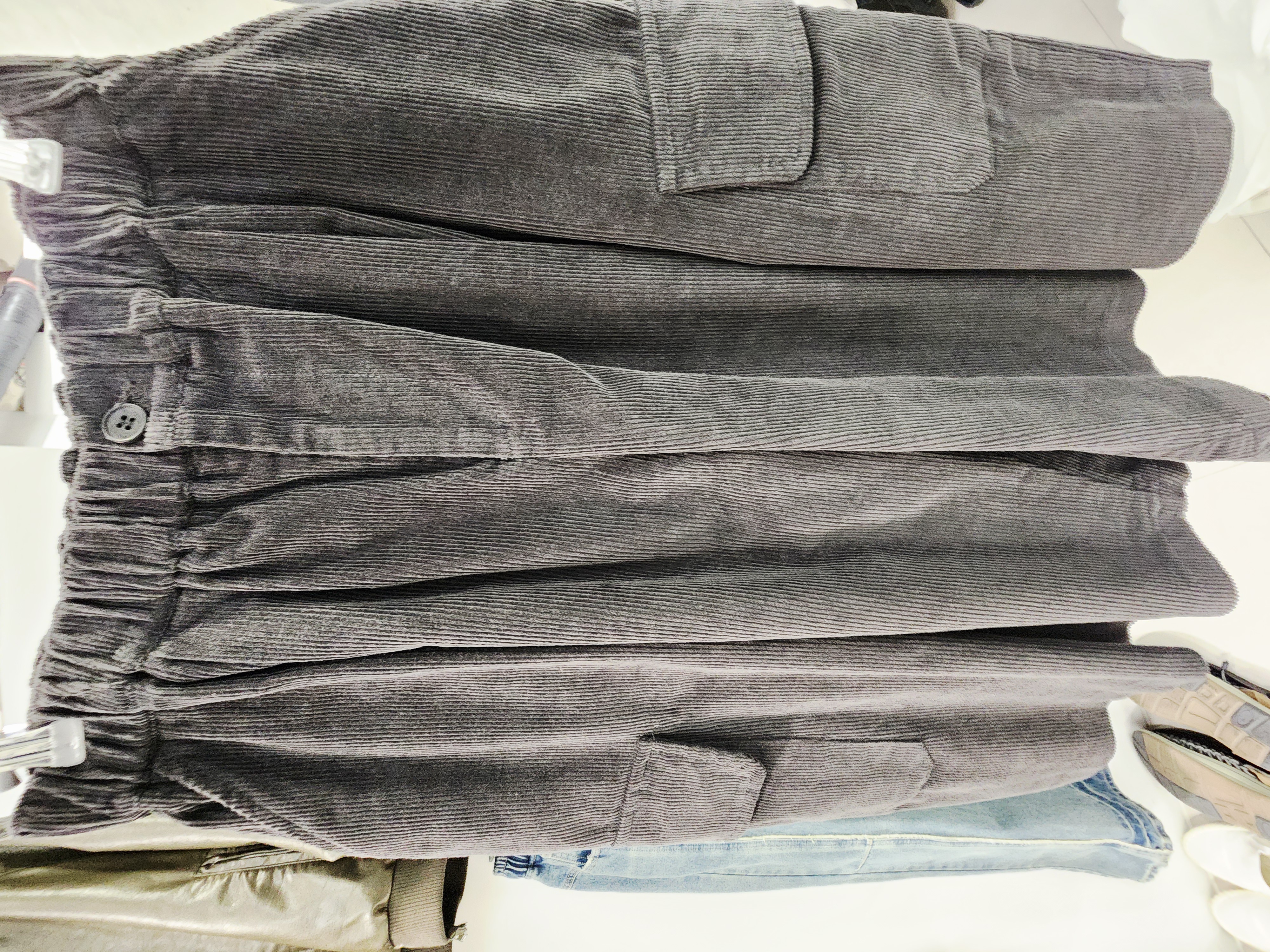 0906T CHARCOAL GREY BERMUDAS WITH RIBBED TEXTURE AND CARGO POCKETS
