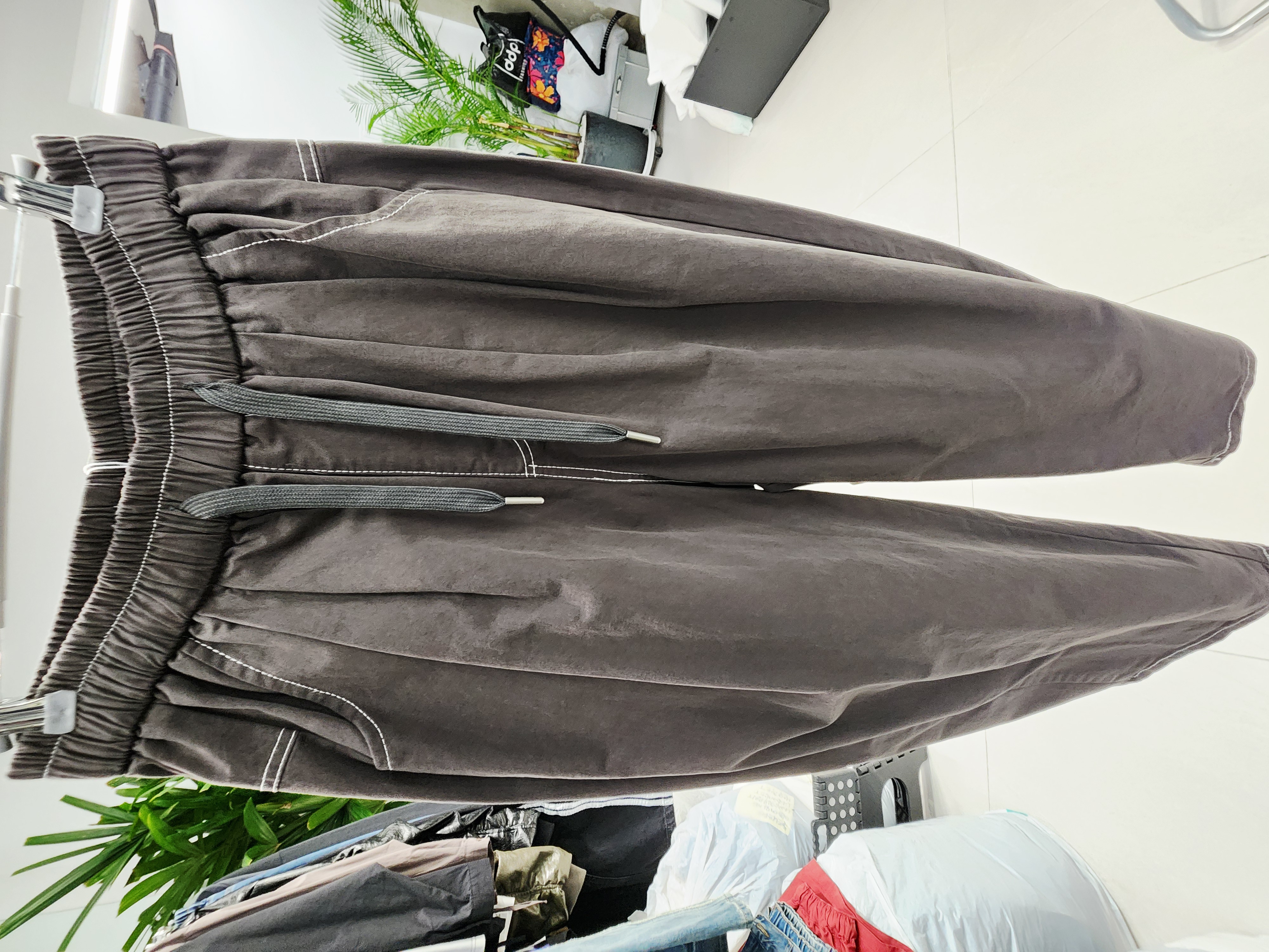 0913T GREY TROUSERS WITH DRAWSTRING AND CONTRAST STITCHING