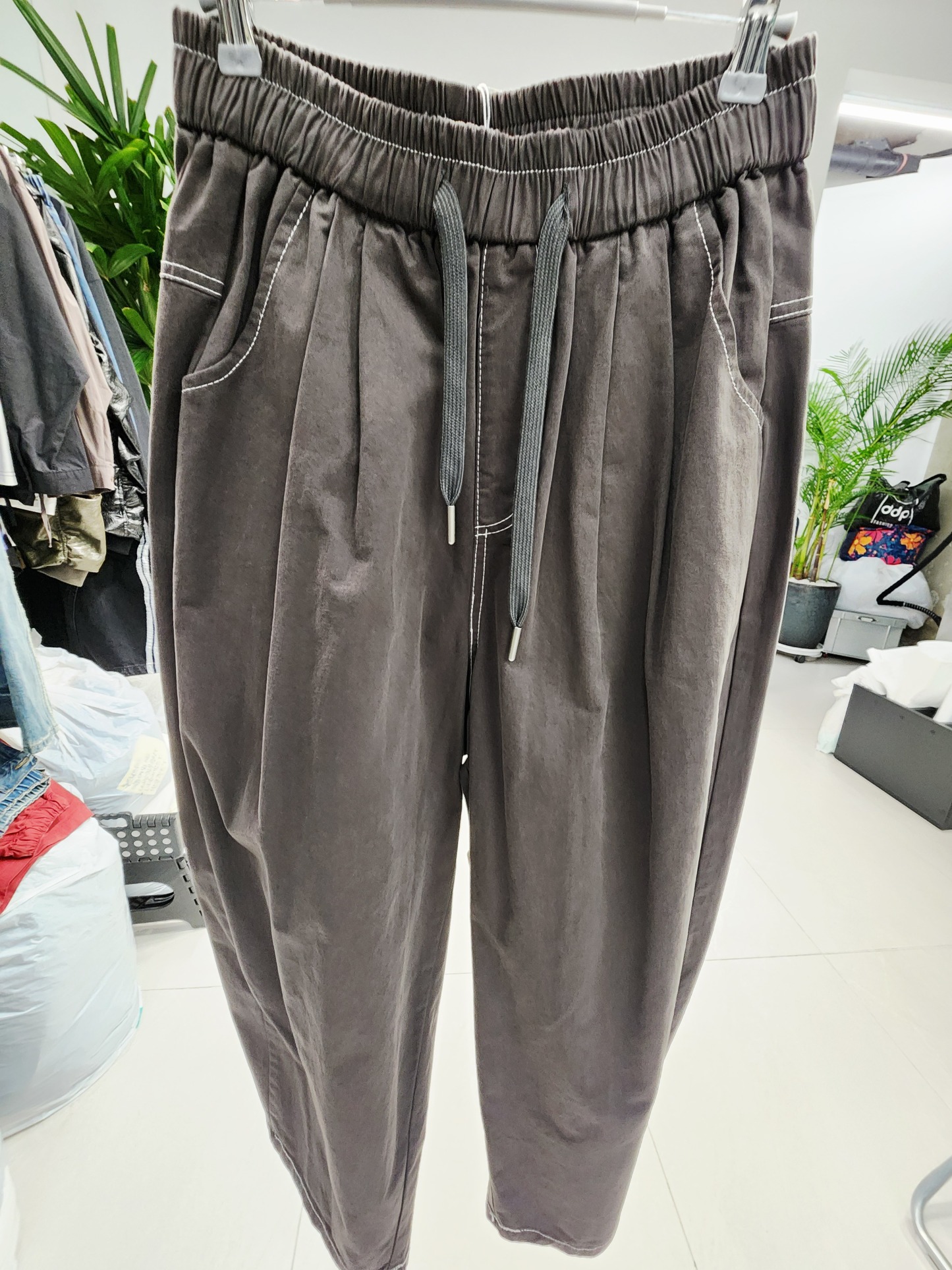0913T GREY TROUSERS WITH DRAWSTRING AND CONTRAST STITCHING