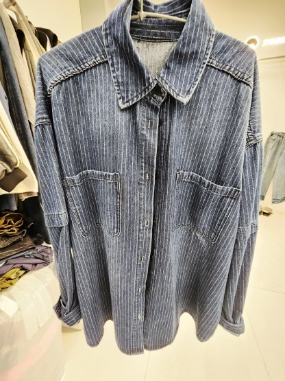 0920T DARK BLUE PINSTRIPED SHIRT WITH PATCH POCKETS AND POINT COLLAR