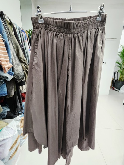 8822K BROWN MINIMALIST CULOTTES WITH LAYERS, RELAXED FIT, WITH ELASTIC WAISTBAND