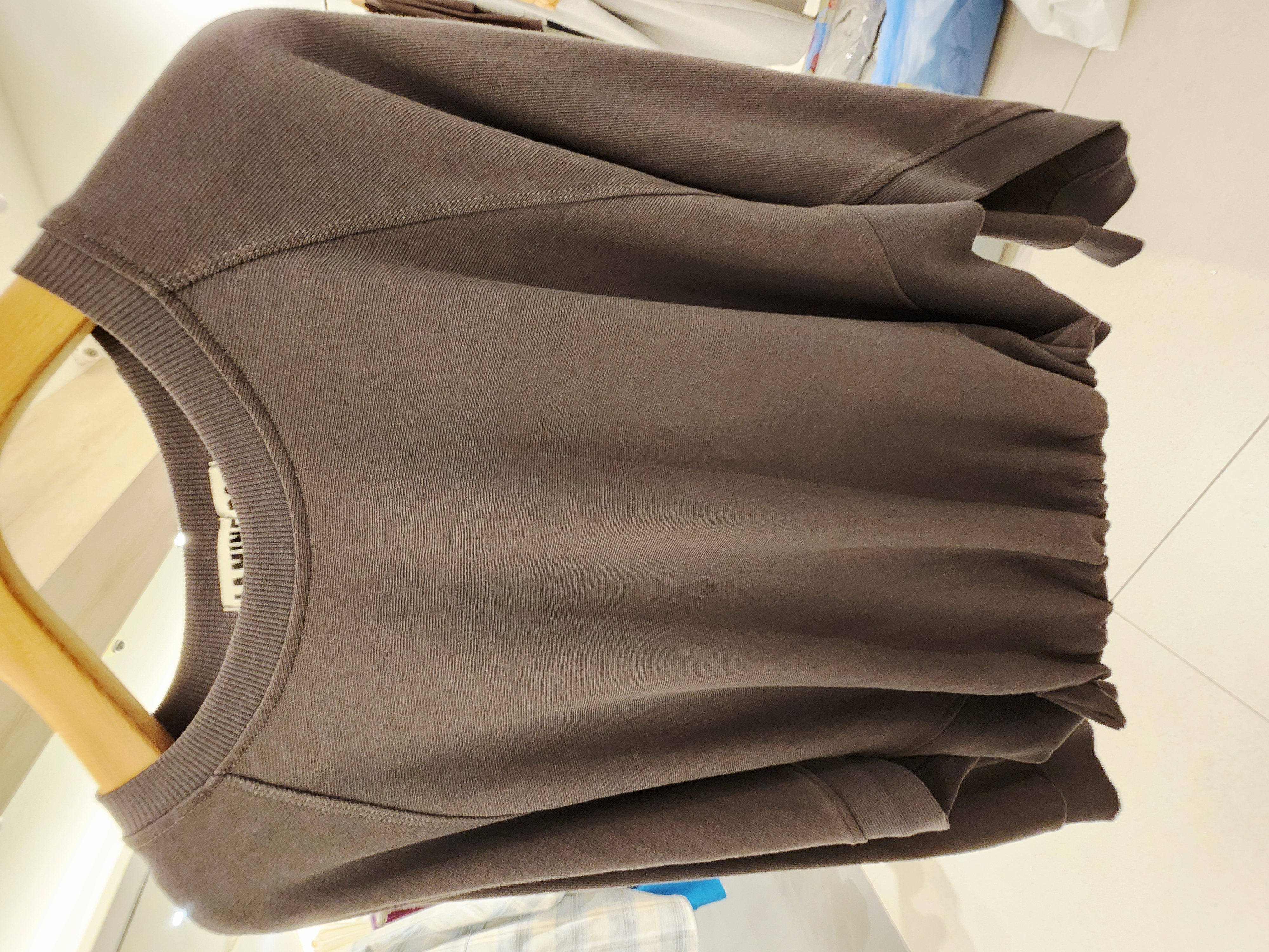 0673T GRAY SWEATER WITH RAGLAN SEAMS AND RUFFLED HEM