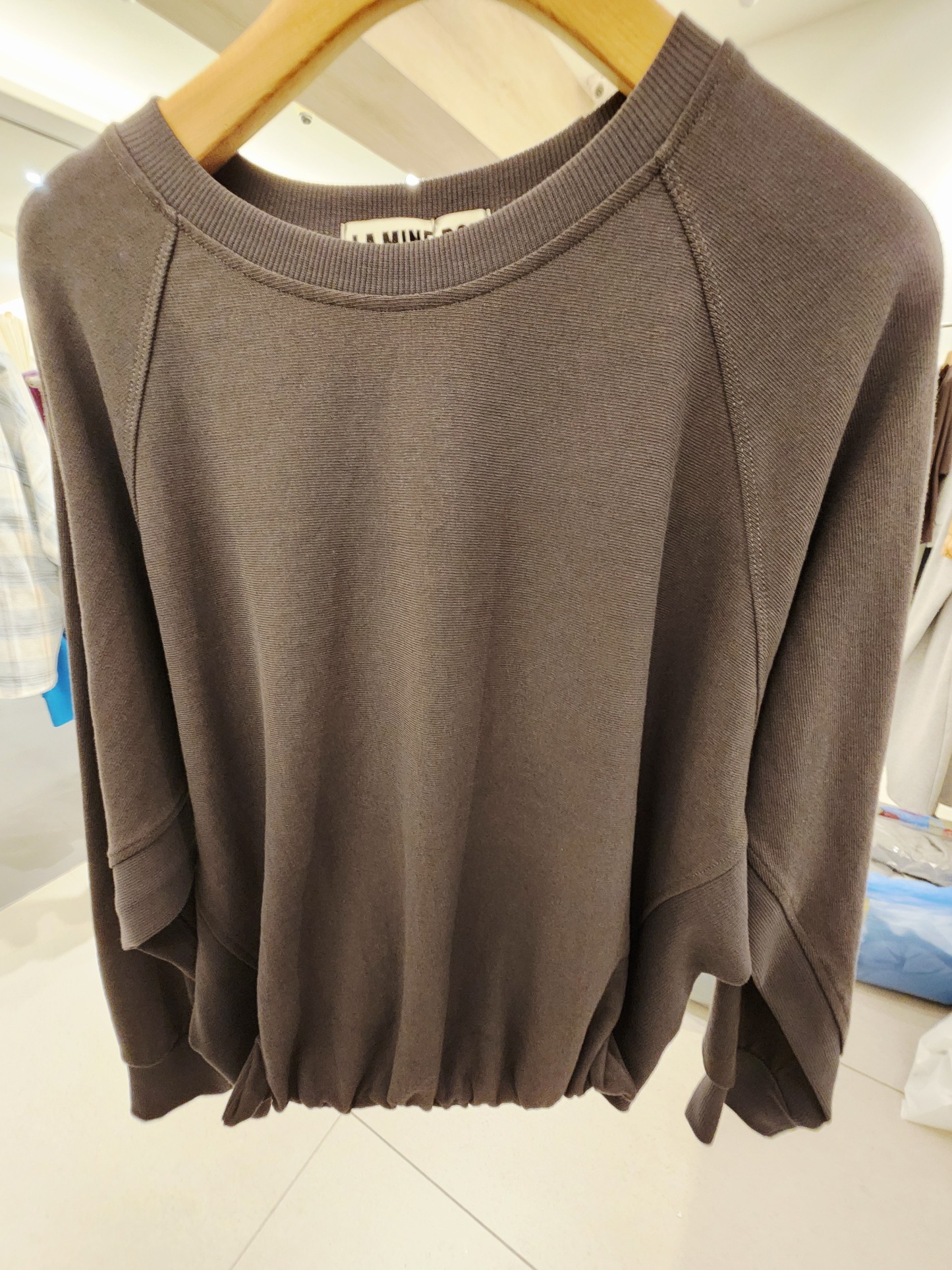0673T GRAY SWEATER WITH RAGLAN SEAMS AND RUFFLED HEM