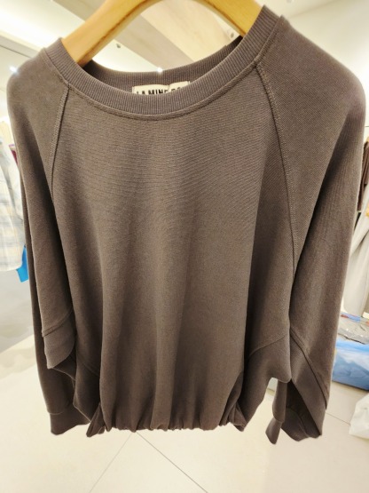 0673T GRAY SWEATER WITH RAGLAN SEAMS AND RUFFLED HEM