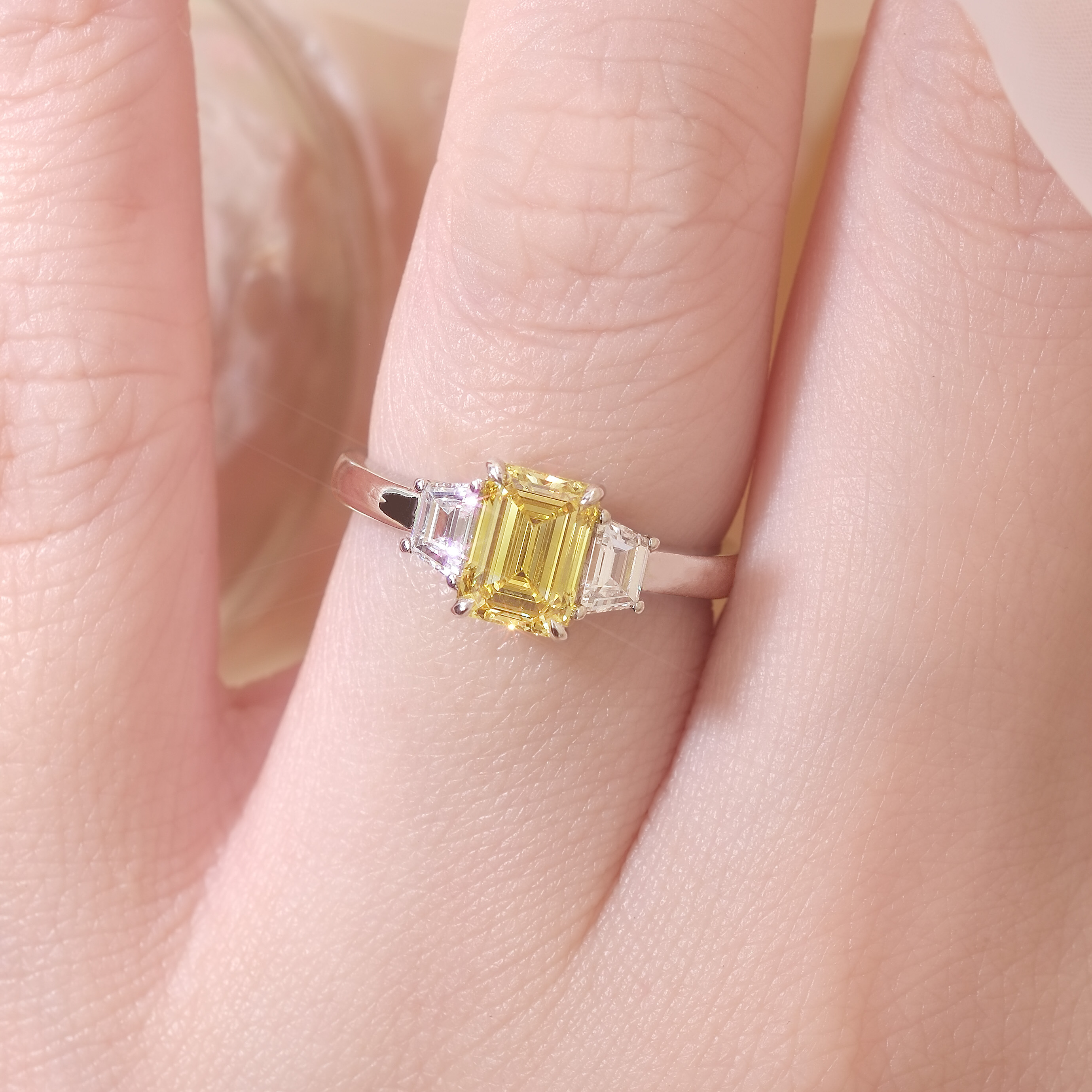 1.31ct VS1 祖母綠形培育黃鑽18K白金戒指 (附證書)