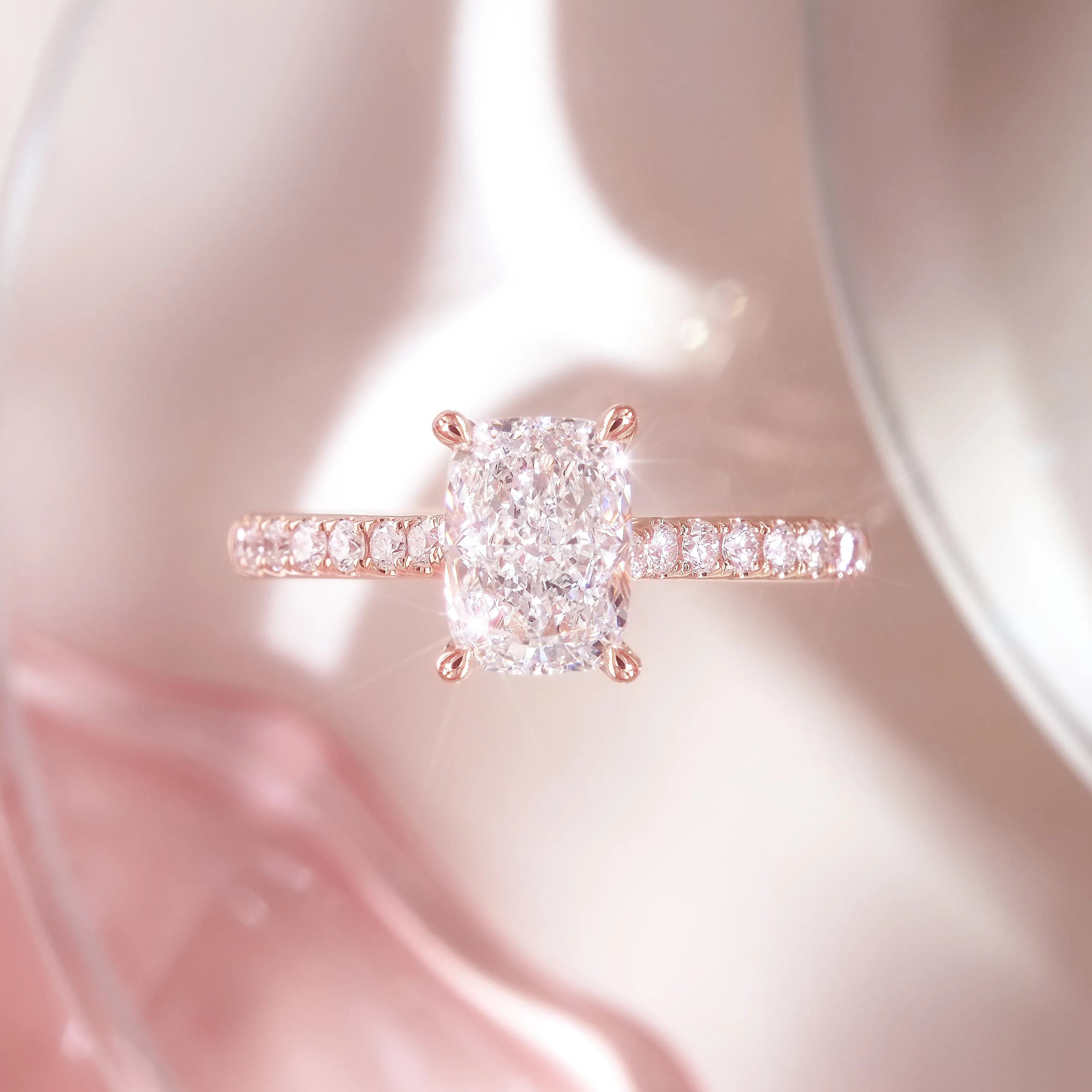 2.05ct 枕形切割 D VVS2 培育鑽石戒指，18K 玫瑰金密釘鑲設計，正面特寫。