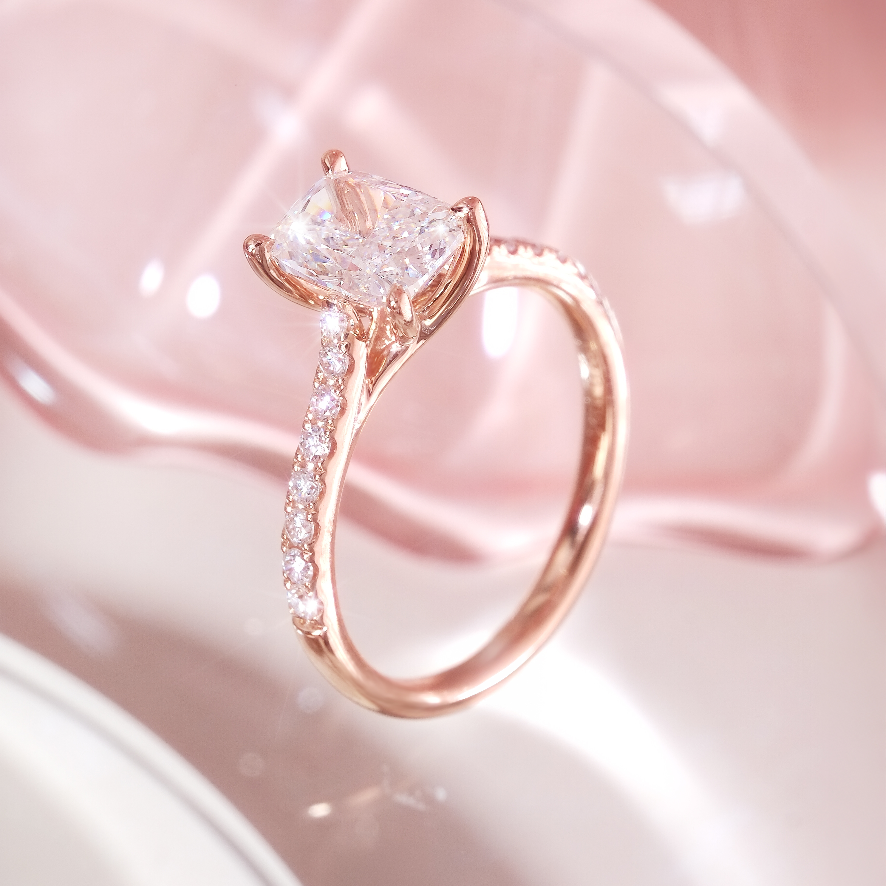 18K 玫瑰金培育鑽石求婚戒指側面細節，展示四爪鑲嵌工藝及戒臂碎鑽。