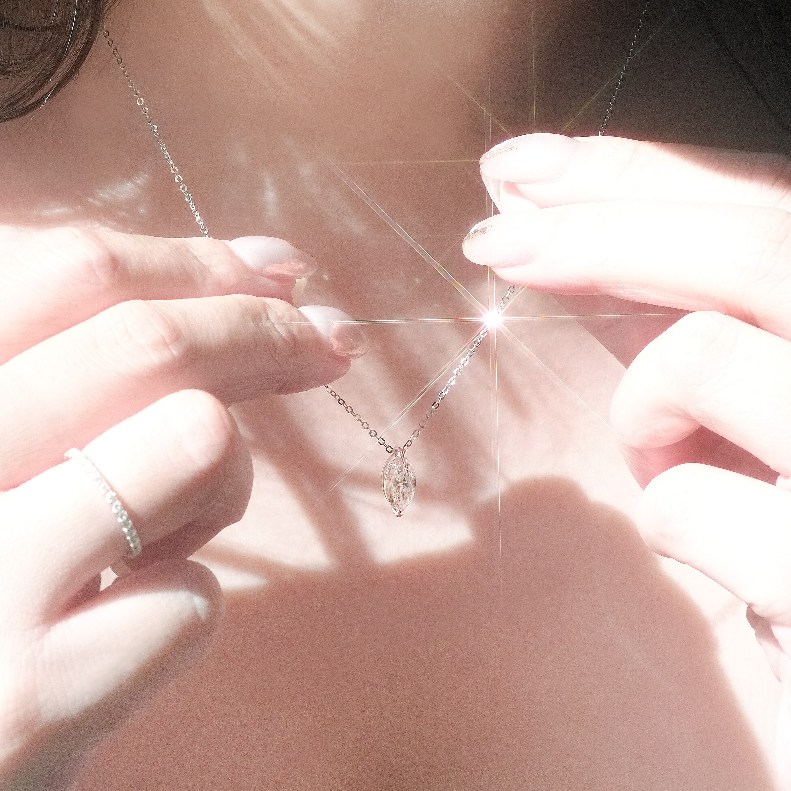 模特佩戴 1.00ct 馬眼形單鑽項鍊，展現獨特的現代高貴品味，全港澳滿 $5000 免運。