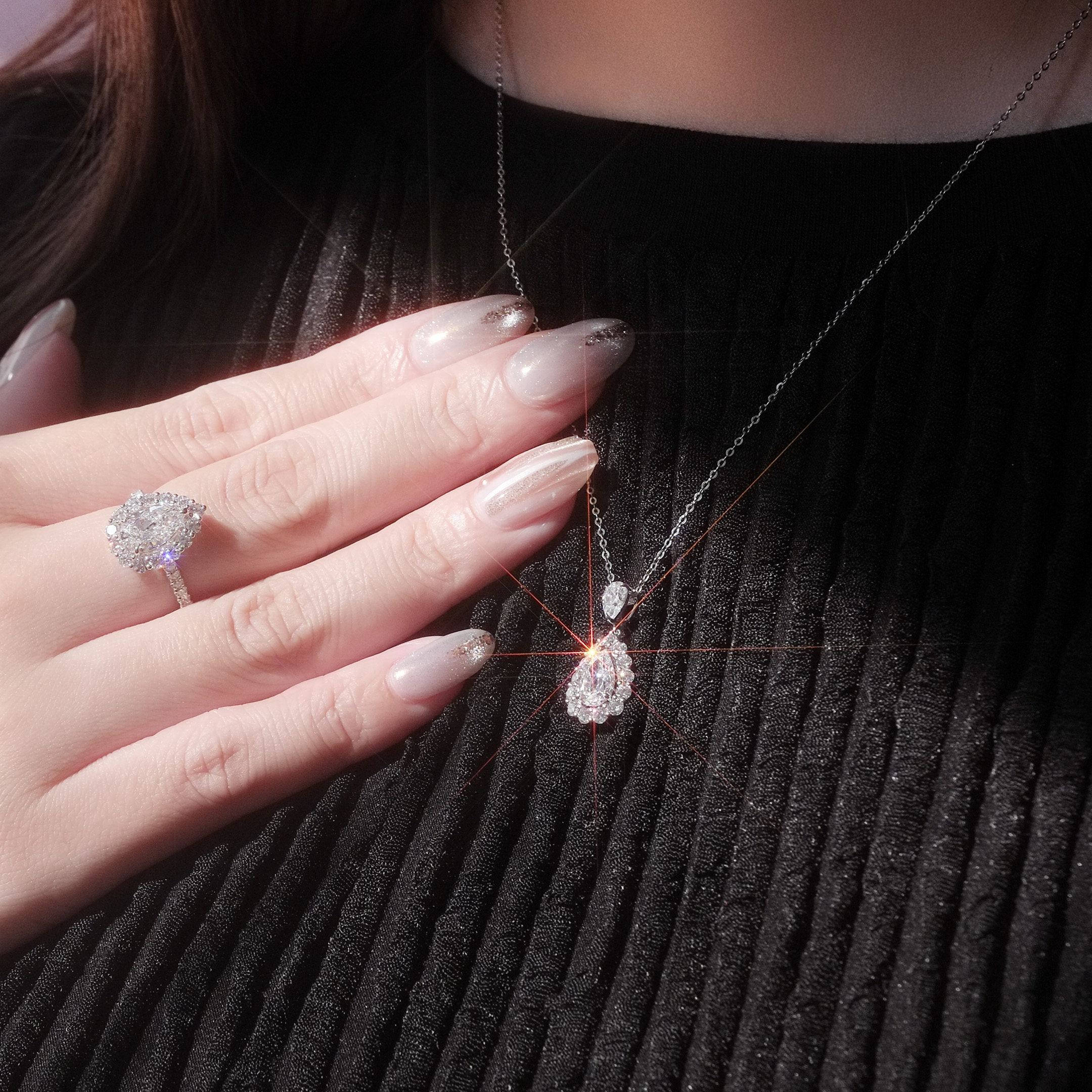 模特佩戴 2克拉總重梨形圍鑲鑽石項鍊，展現高貴典雅氣質與紅毯級別閃耀感。