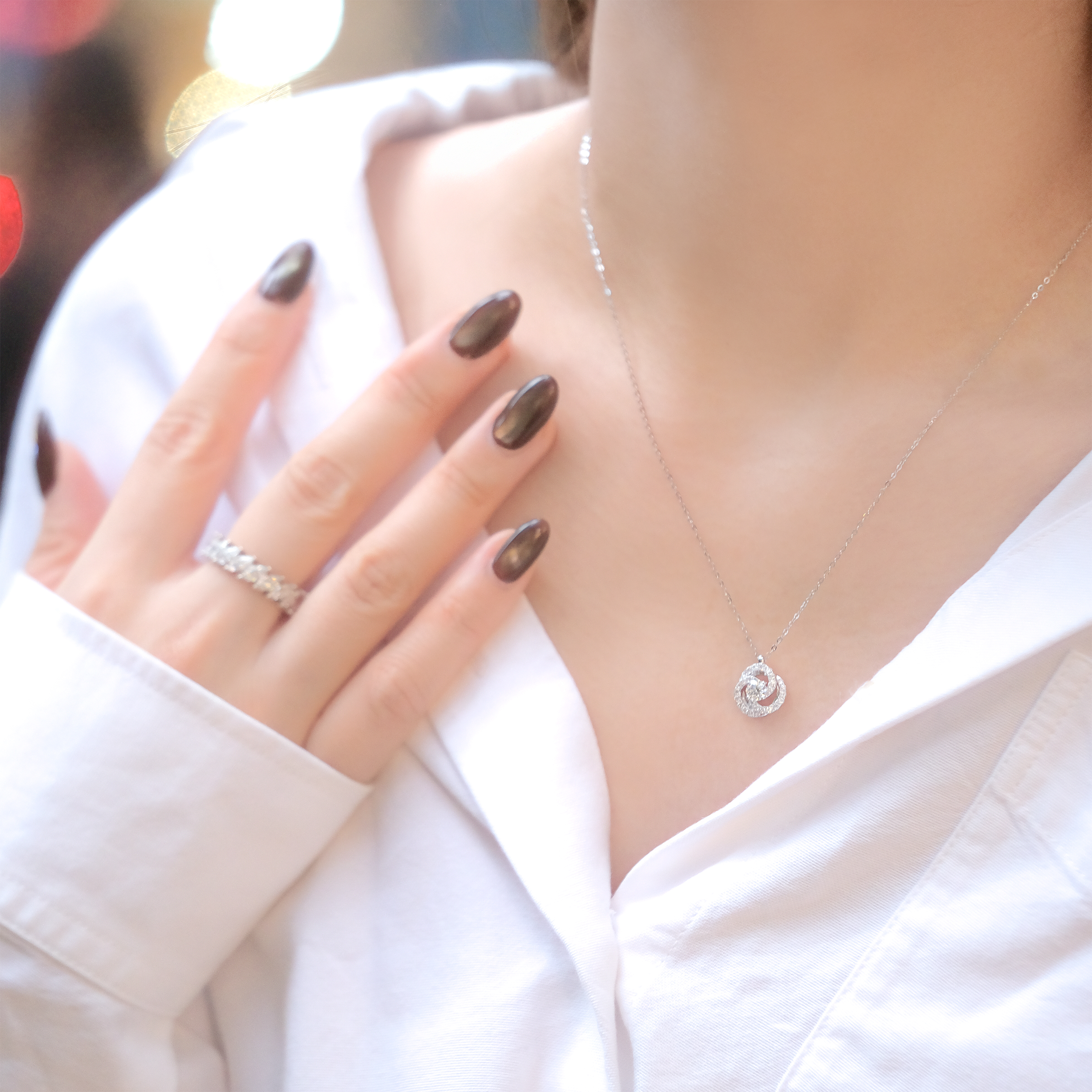 模特佩戴豪華圍鑲鑽石項鍊，展現視覺放大效果