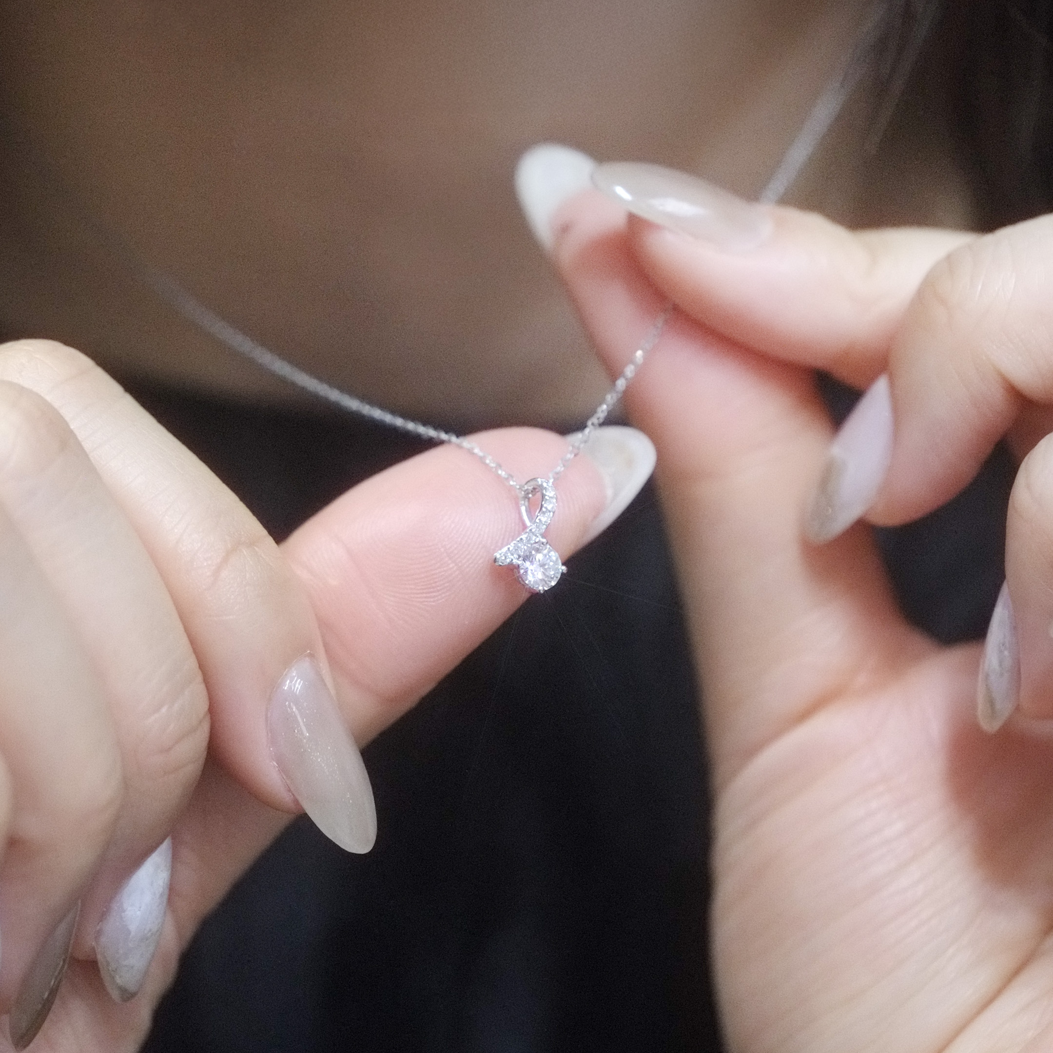 優雅絲帶培育鑽石吊墜連18K頸鏈