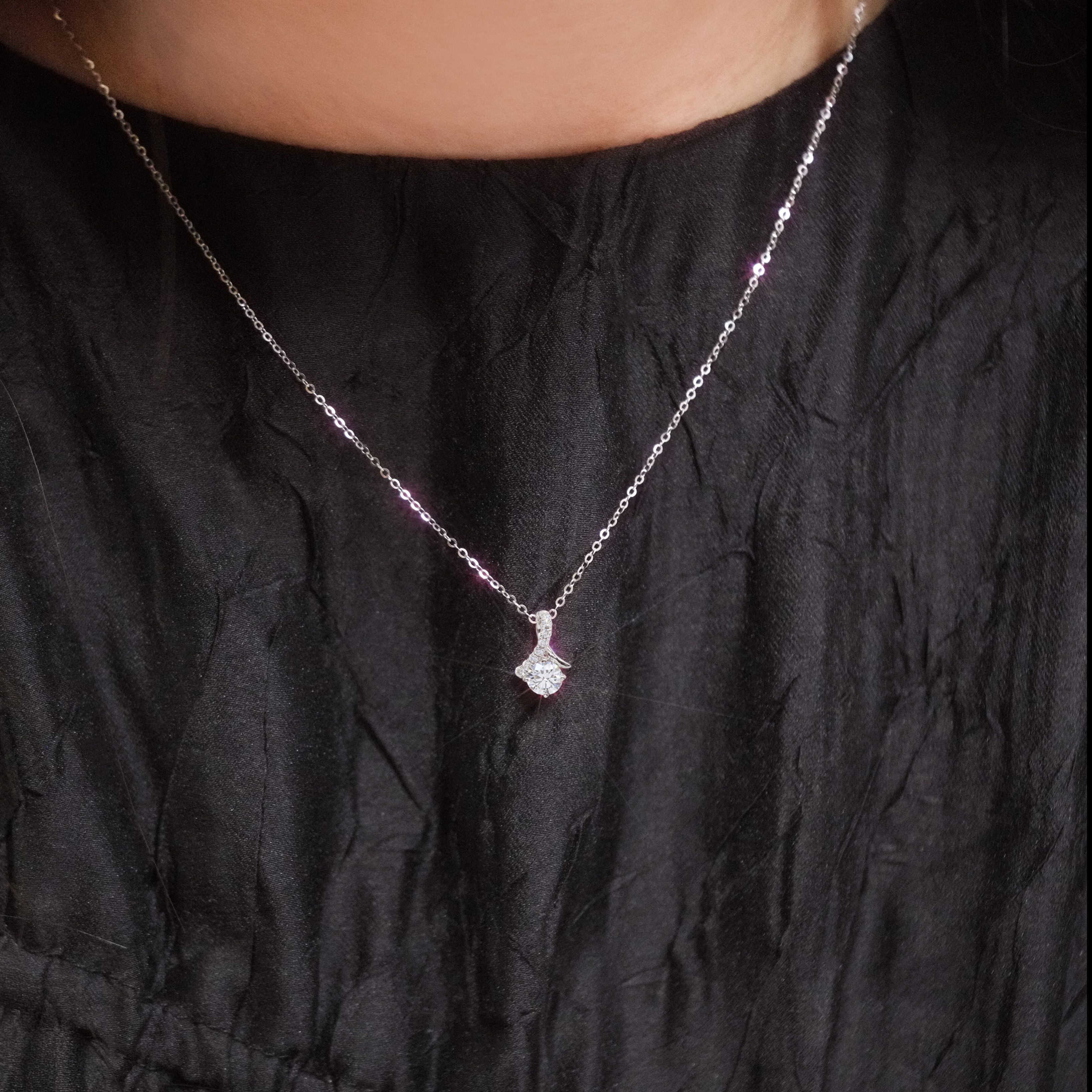 優雅絲帶培育鑽石吊墜連18K頸鏈