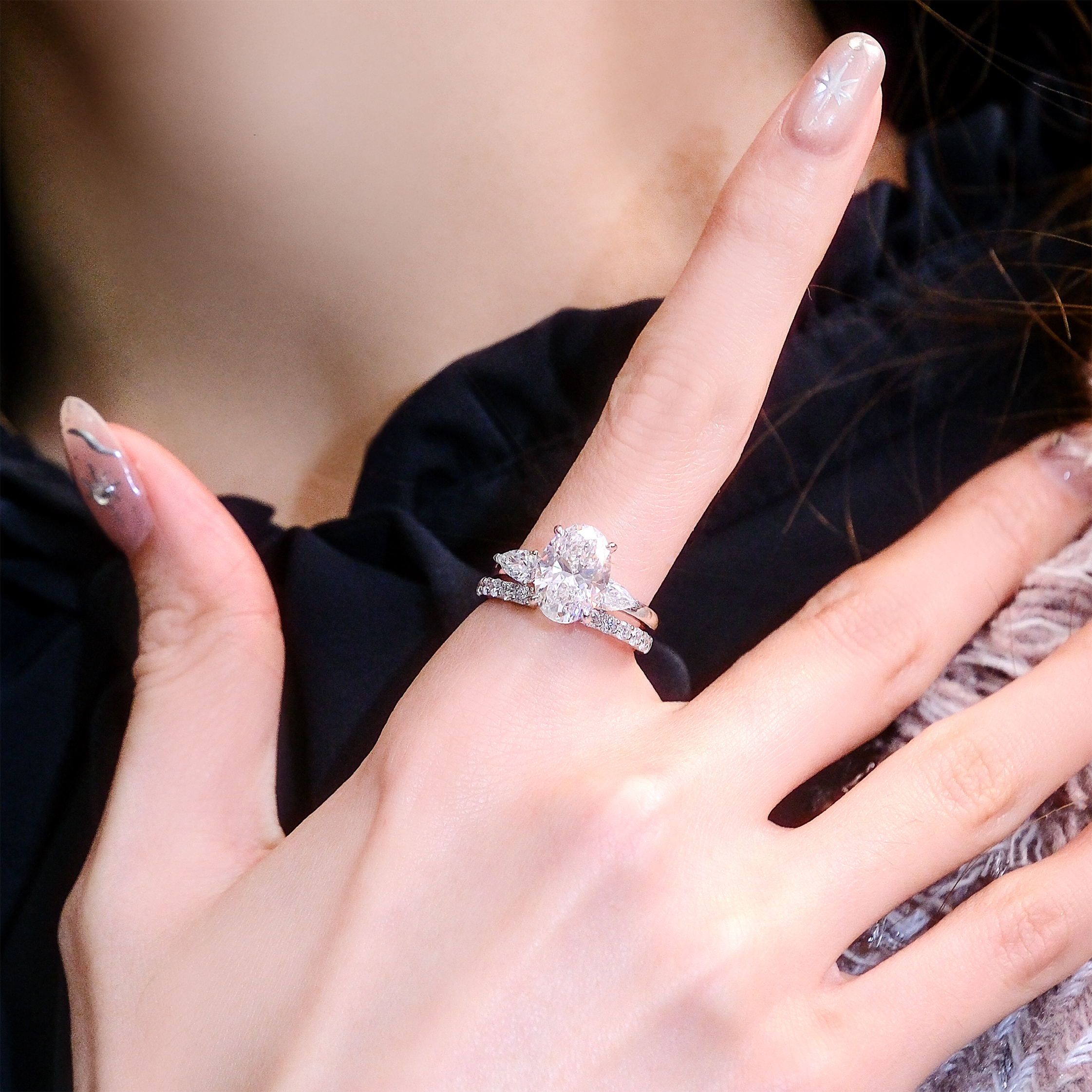 3.02克拉 D VVS2 橢圓形培育鑽石套裝戒指，18K 白金材質，展示疊戴奢華效果與 IGI 證書品質。