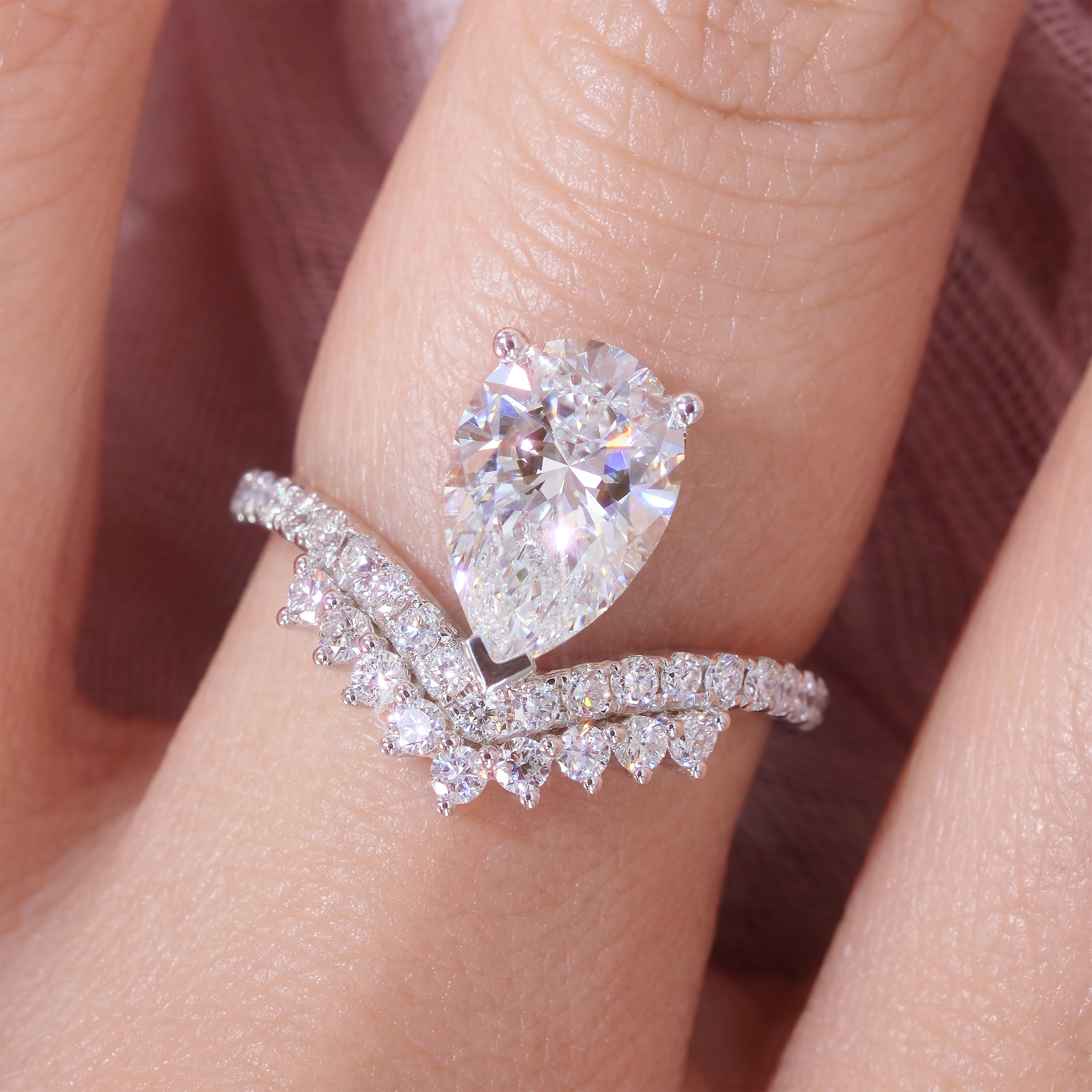 2.08ct D VVS2 梨形培育鑽石18K白金V形戒指 (附IGI證書)