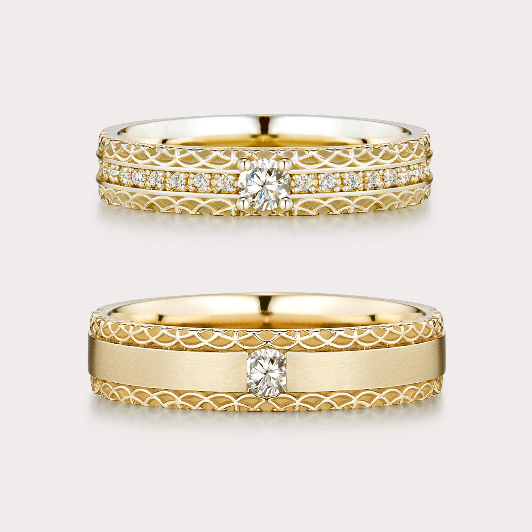 青瓦古典天然鑽石結婚對戒平放展示,採用黃金色設計。戒指上下邊緣雕刻著猶如韓屋屋瓦般細膩層疊的波浪紋理 (Scallop Pattern)。上方女戒配以 0.2ct 主鑽與閃爍排鑽;下方男戒中央鑲嵌 0.1ct 鑽石並搭配平滑的拉絲霧面。
