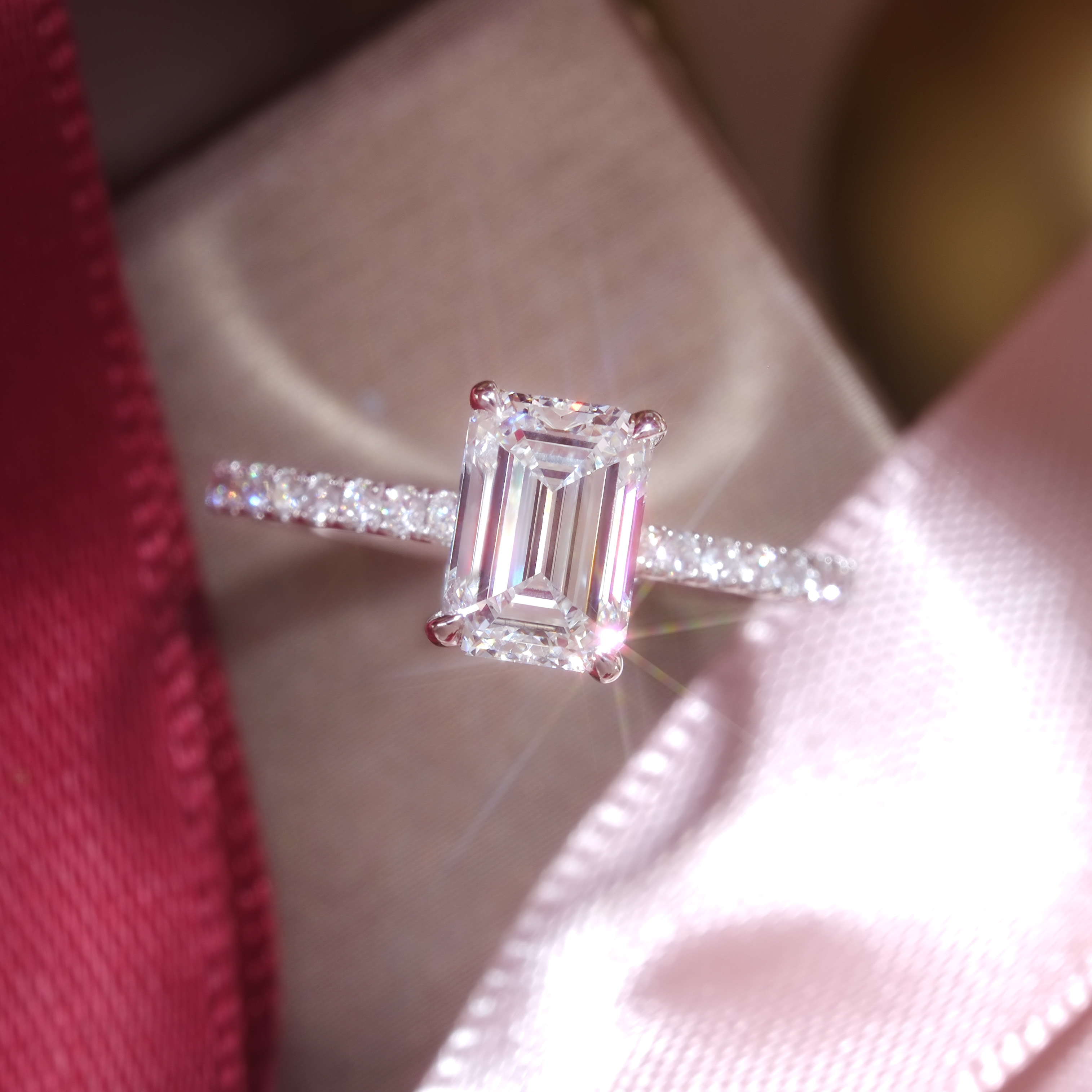 祖母綠形培育鑽石18K白金戒指 