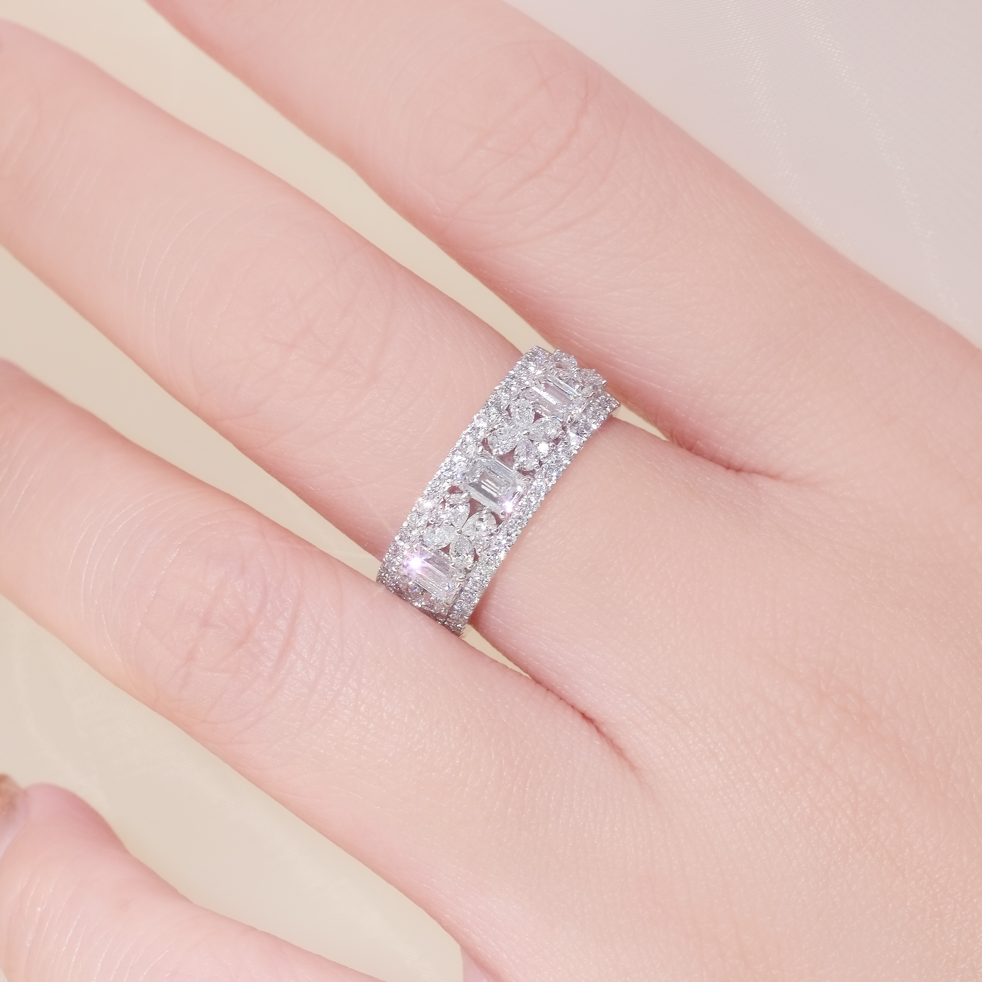 蝴蝶祖母綠形排鑽戒指