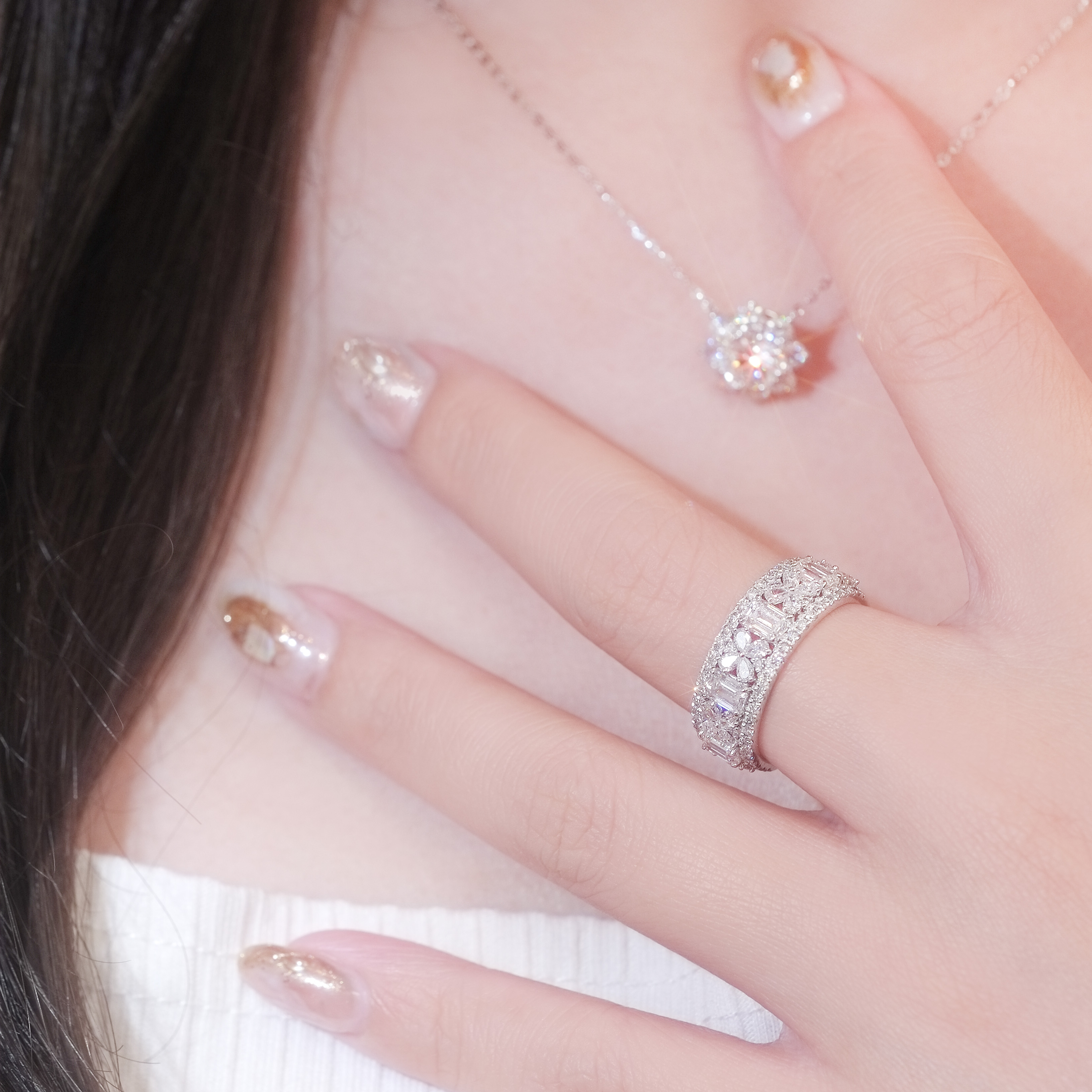 蝴蝶祖母綠形排鑽戒指