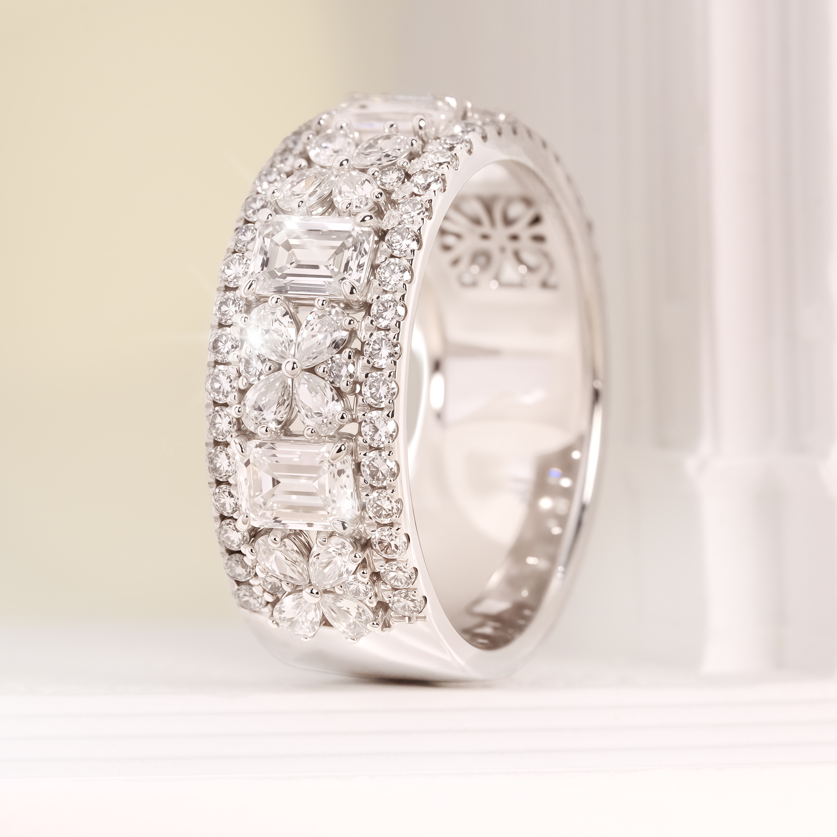 蝴蝶祖母綠形排鑽戒指