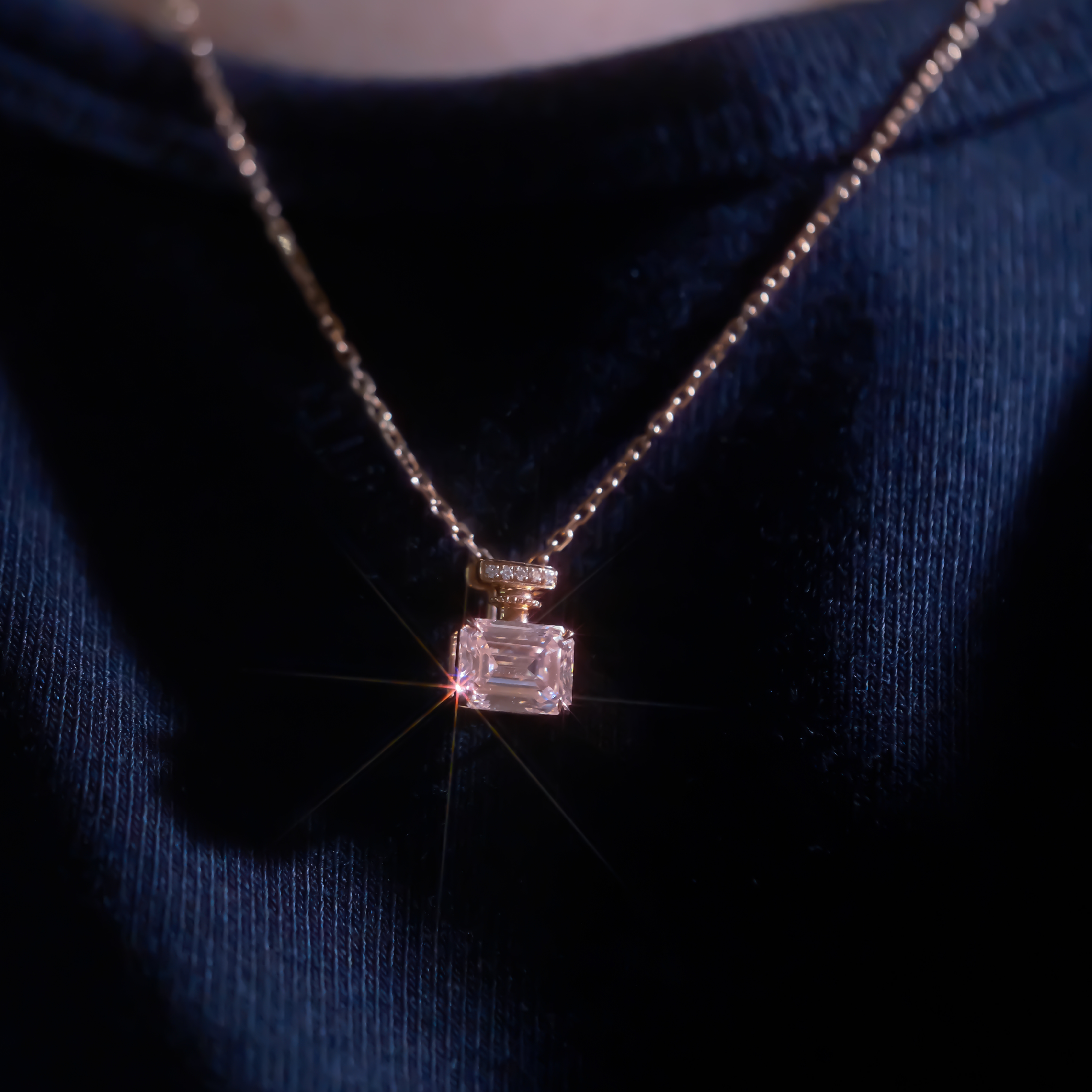 1.05ct 祖母綠切工培育粉紅鑽石 18K 金法式香水瓶吊墜頸鏈
