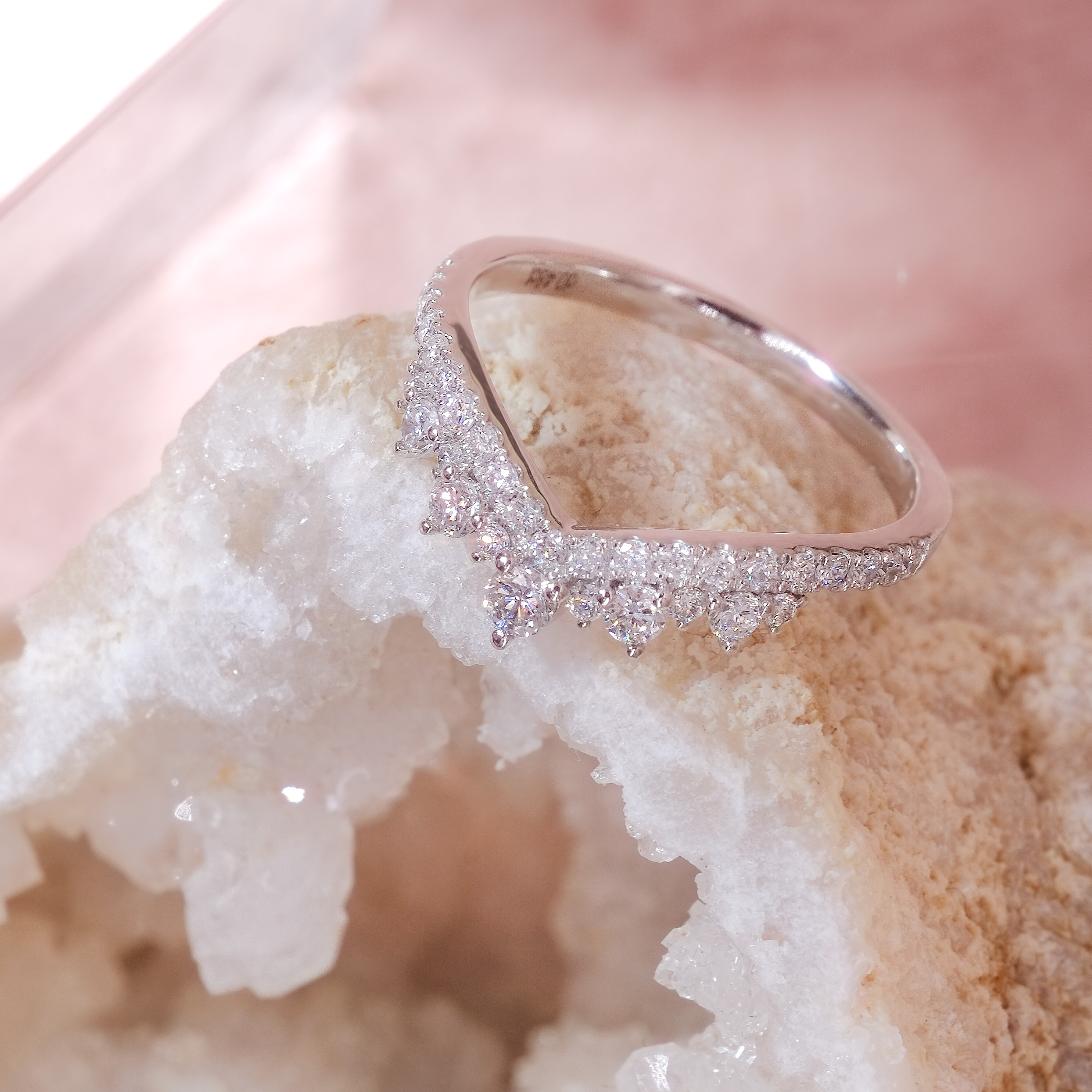 V形培育鑽石排鑽戒指