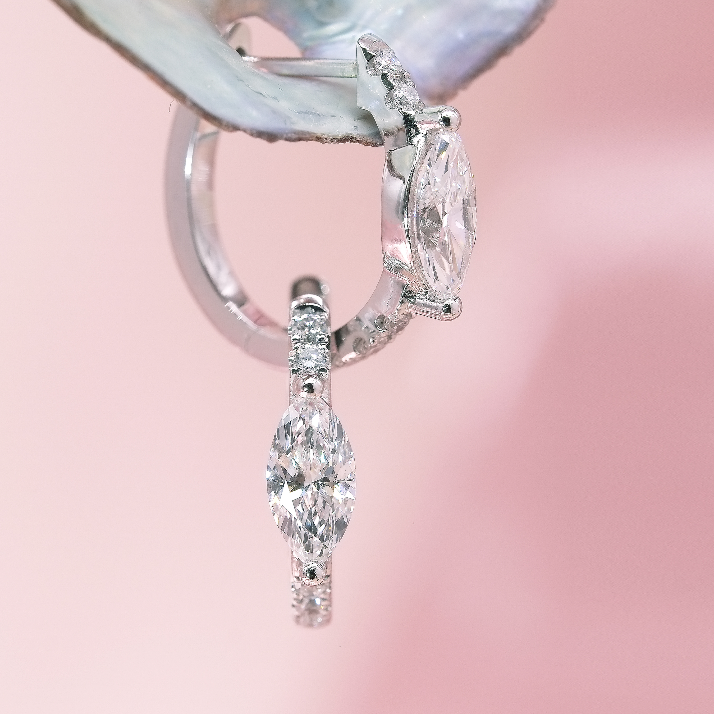 馬眼形培育鑽石耳圈商品特寫，Marquise 主石配小鑽鑲嵌，小巧貼耳耳扣設計