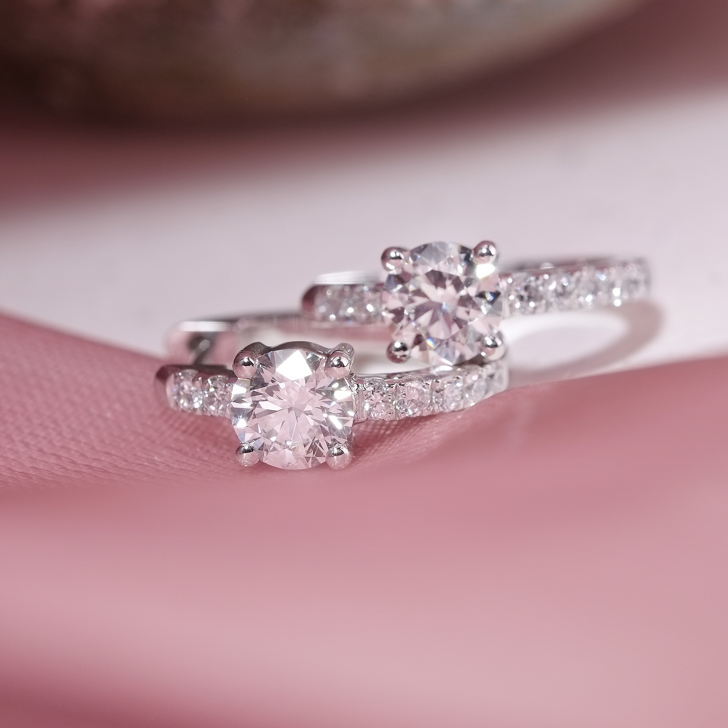 圓形培育鑽石 Huggie 耳環特寫，Round Brilliant 主石配微鑲碎鑽耳圈，18K白金材質質感展示