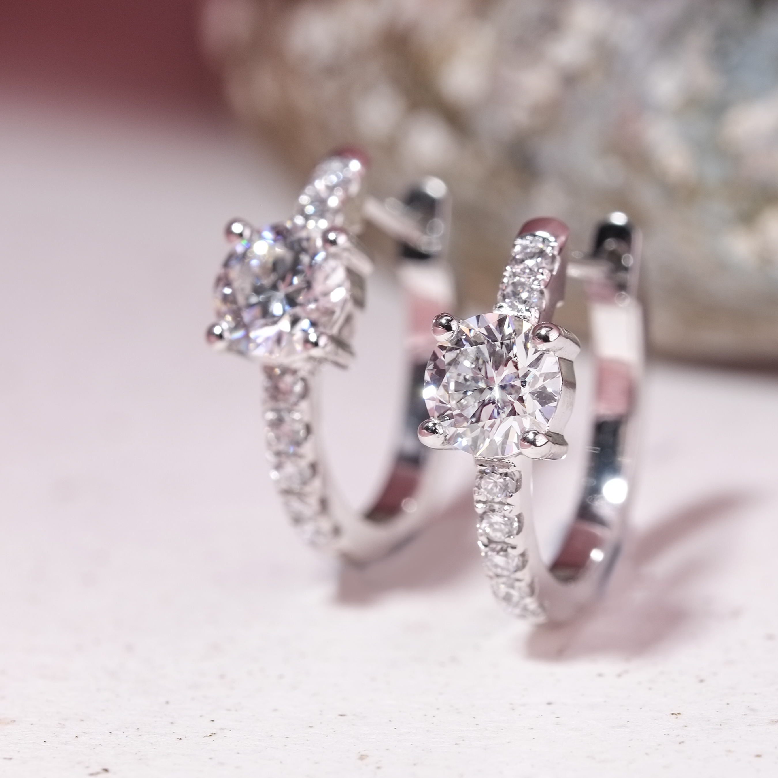 圓形培育鑽石 Huggie 耳環特寫，Round Brilliant 主石配微鑲碎鑽耳圈，18K白金材質質感展示