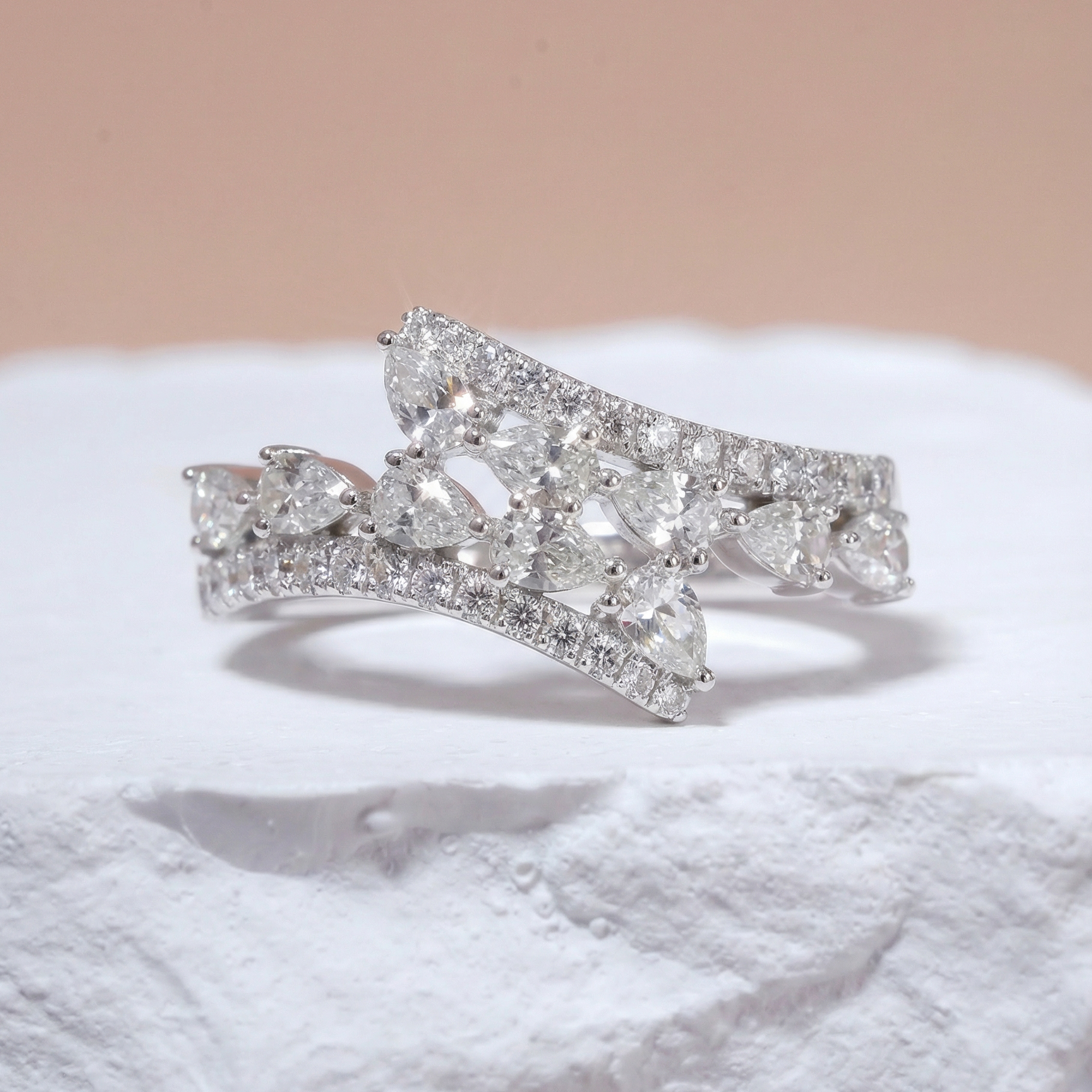 水滴流線形排鑽戒指