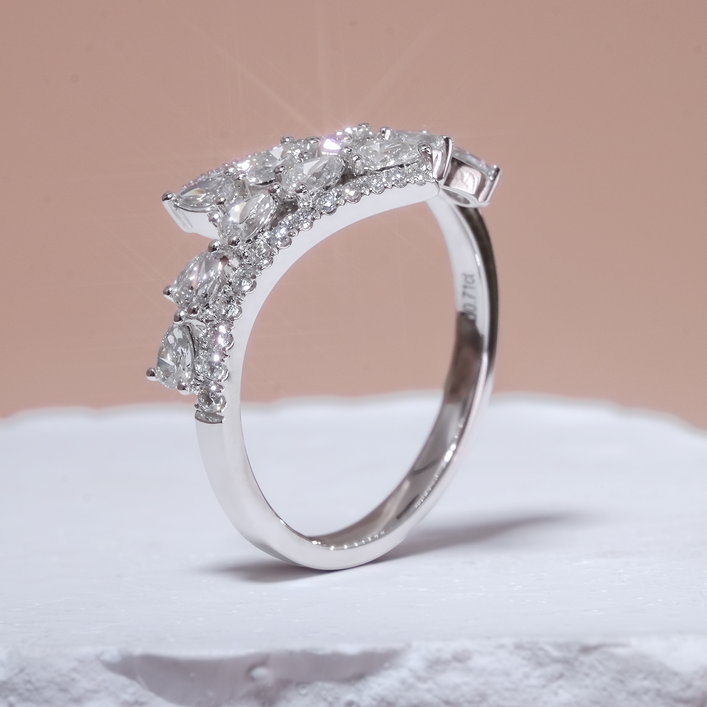 水滴流線形排鑽戒指