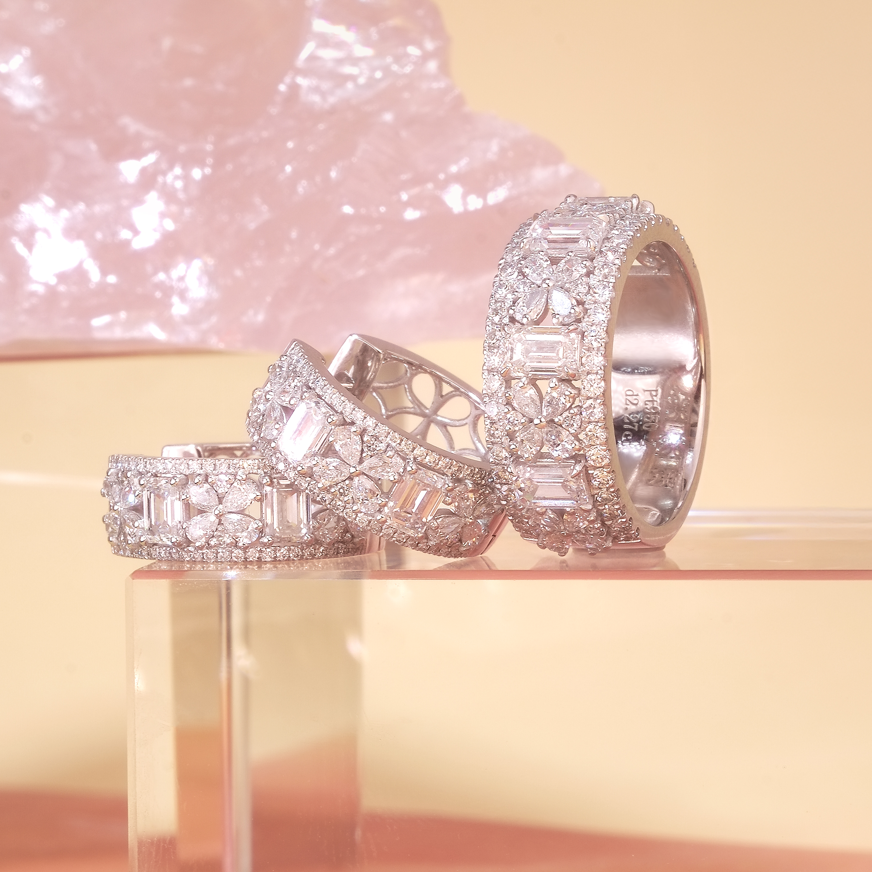 蝴蝶祖母綠形排鑽耳圈