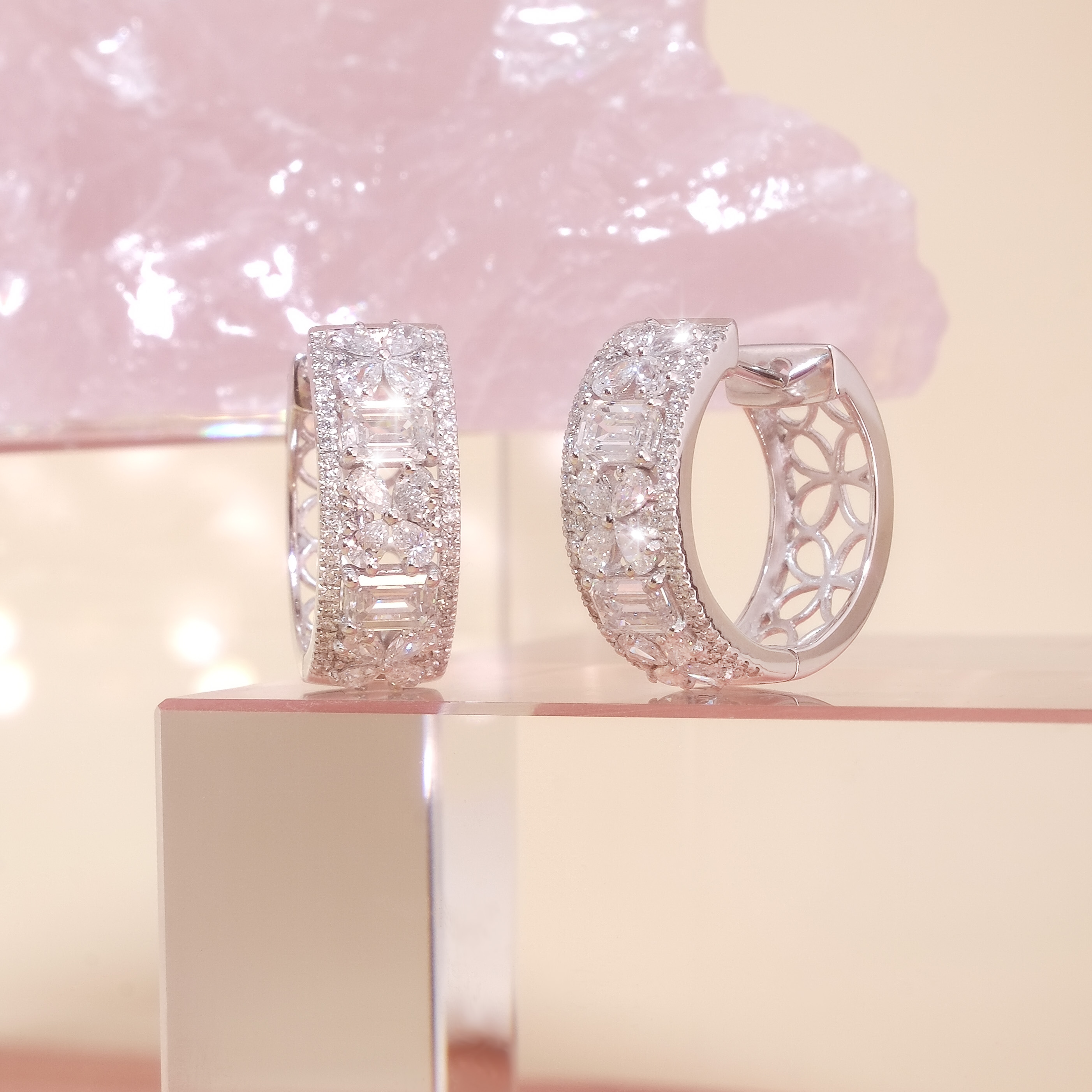 蝴蝶祖母綠形排鑽耳圈