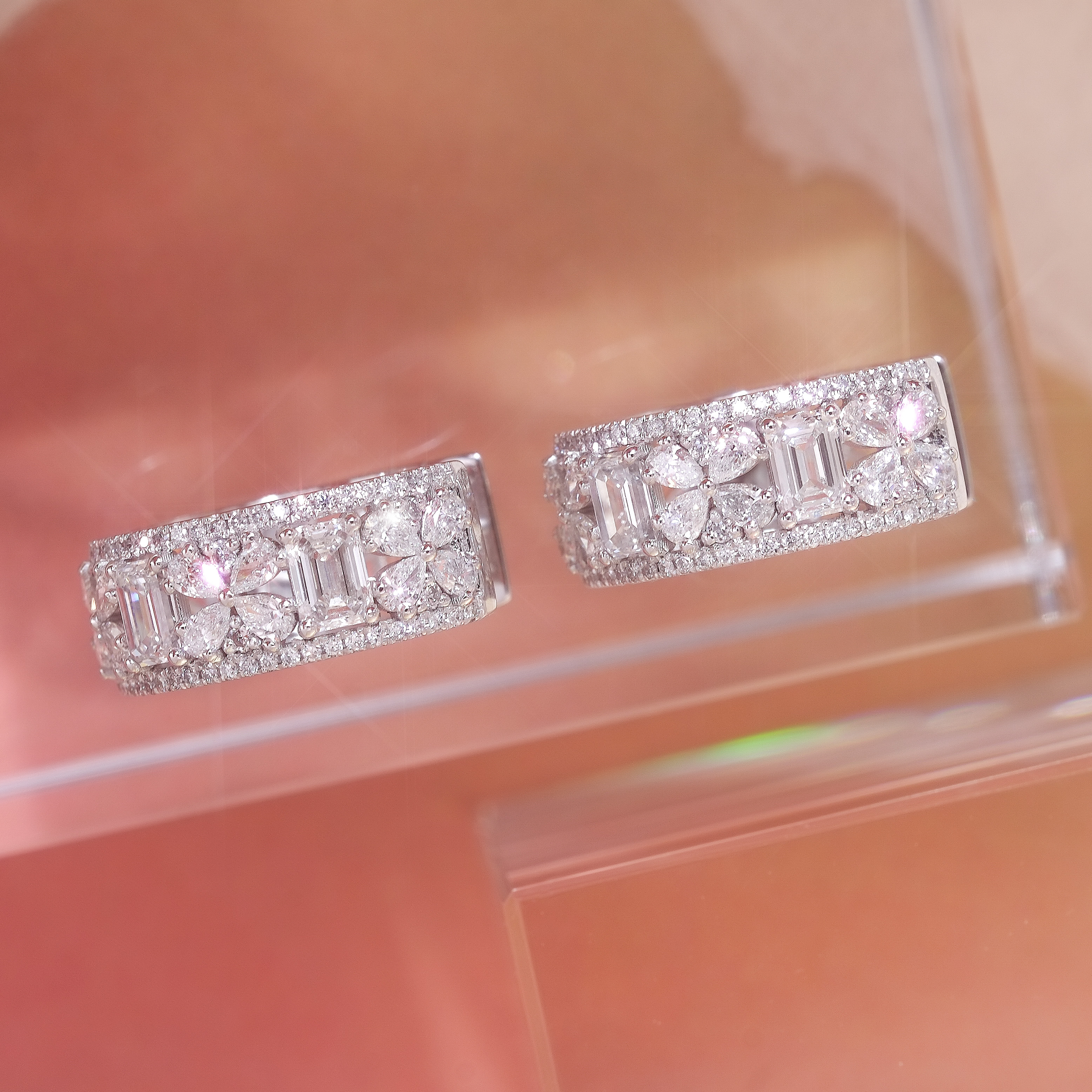 蝴蝶祖母綠形排鑽耳圈