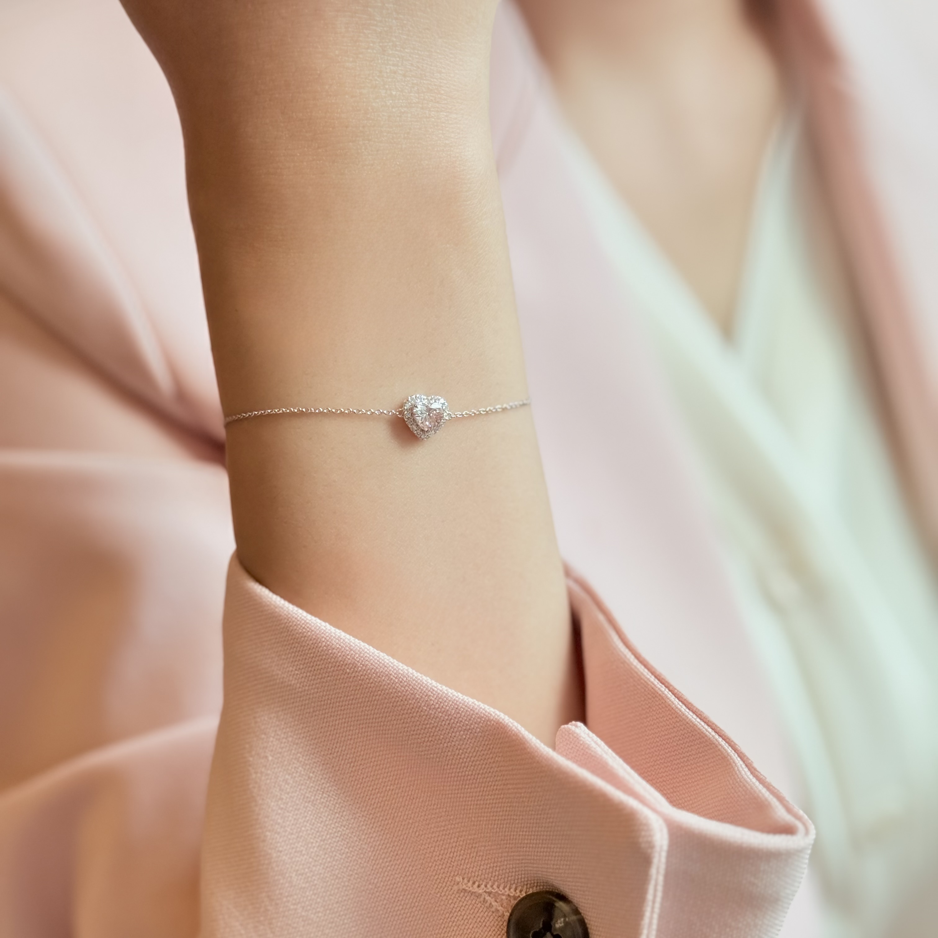 0.51卡心形粉紅培育鑽石手鏈，圍鑽設計增加主鑽份量感，18K白金材質並附 IGI 證書，甜美優雅珠寶。