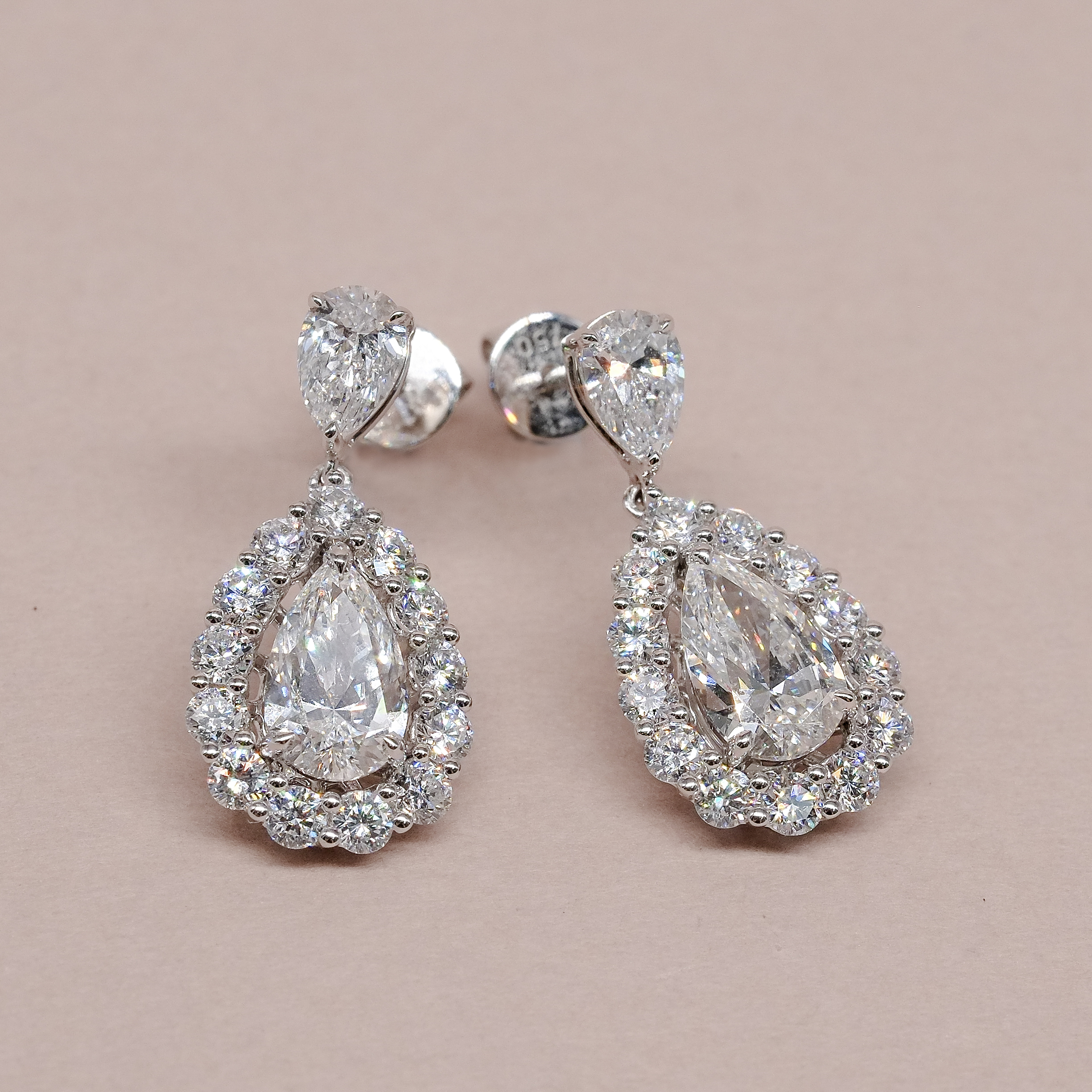 淚之水滴梨形培育鑽石耳環